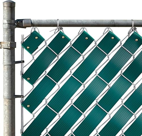 Juvale Rejillas de privacidad para vallas, 1.8 pulgadas x 246 pies, PVC verde oscuro, tiras de plástico para valla de privacidad y cinta verde de