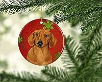 Vista 2 de Caroline's Treasures Dachshund copos de nieve rojos y verdes, adorno de cerámica de Navidad para colgar en el árbol de Navidad, decoración