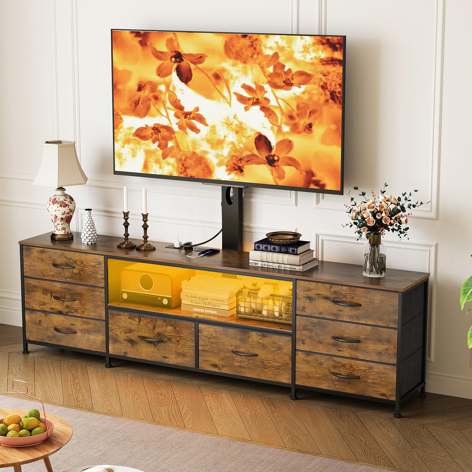 VEDECASA 180 cm TV lowboard con supporto TV, illuminazione a LED e barra delle prese, mobile TV con 8 cassetti in tessuto e vano aperto per dispositivi, tavolo TV industriale per TV da 32–80 pollici