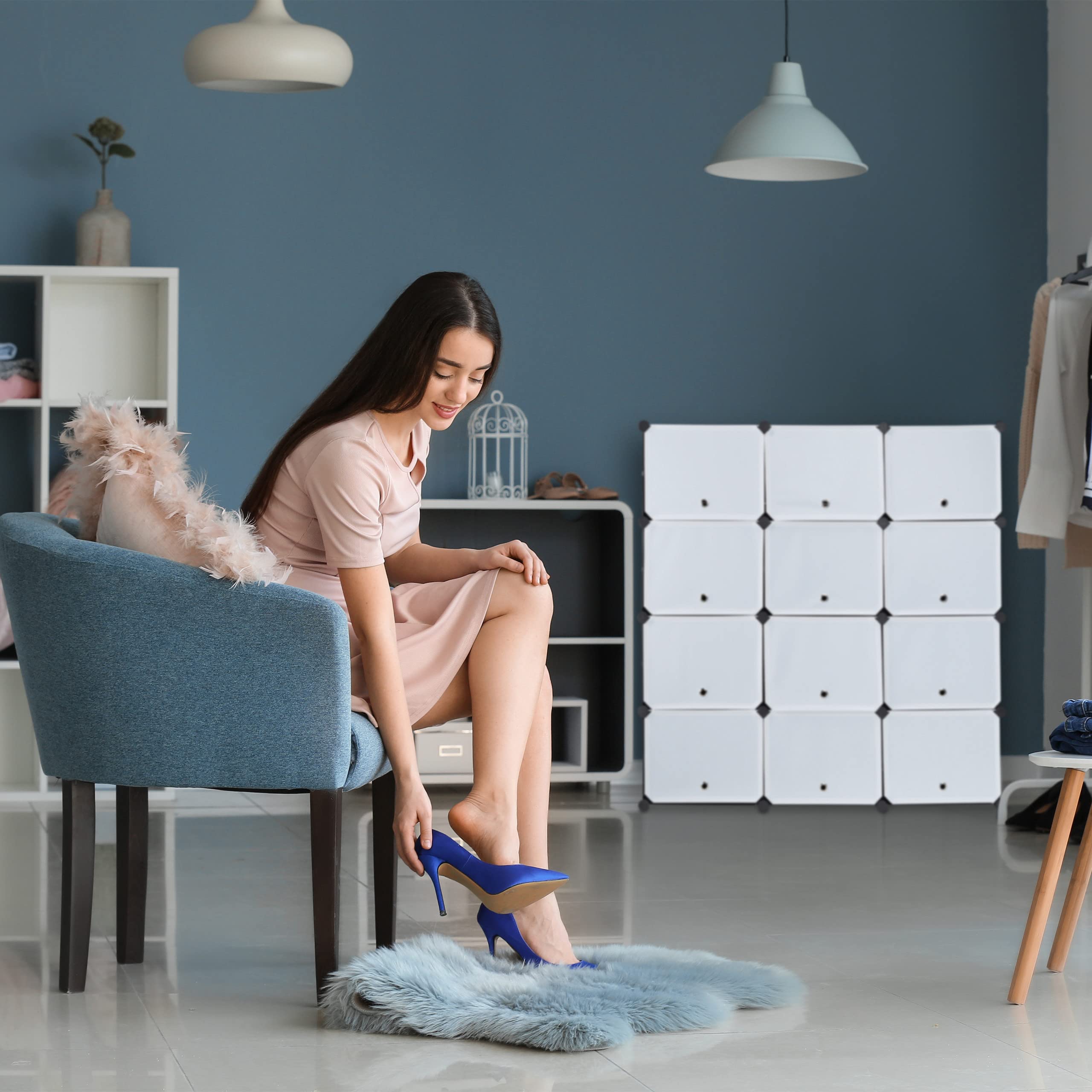 Relaxdays Scarpiera in Plastica, 24 Scomparti Chiusi con Ante, Scaffale Porta Scarpe, HxLxP: 125x125x32 cm, Bianco/Nero
