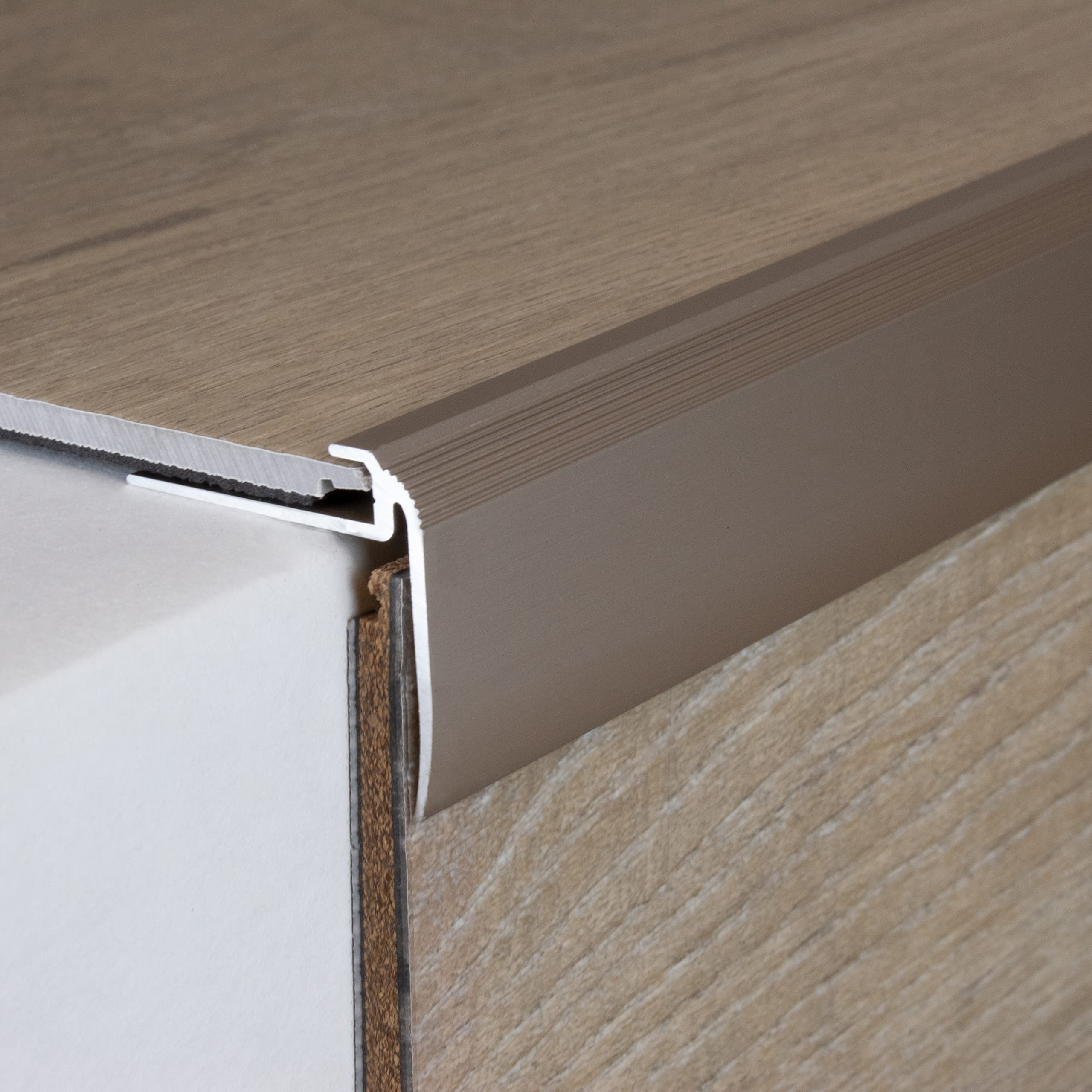 PROVISTON afwerkprofiel | Geanodiseerd aluminium | Brons donker | Breedte 31 mm | Hoogte 4,5 mm | Lengte 1000 mm | Geboord | Trapneus | Trapprofiel parket | 1 stuk PROVISTON afwerkprofiel | Geanodiseerd aluminium | Brons donker | Breedte 31 mm | Hoogte 4,5 mm | Lengte 1000 mm | Geboord | Trapneus | Trapprofiel parket | 1 stuk