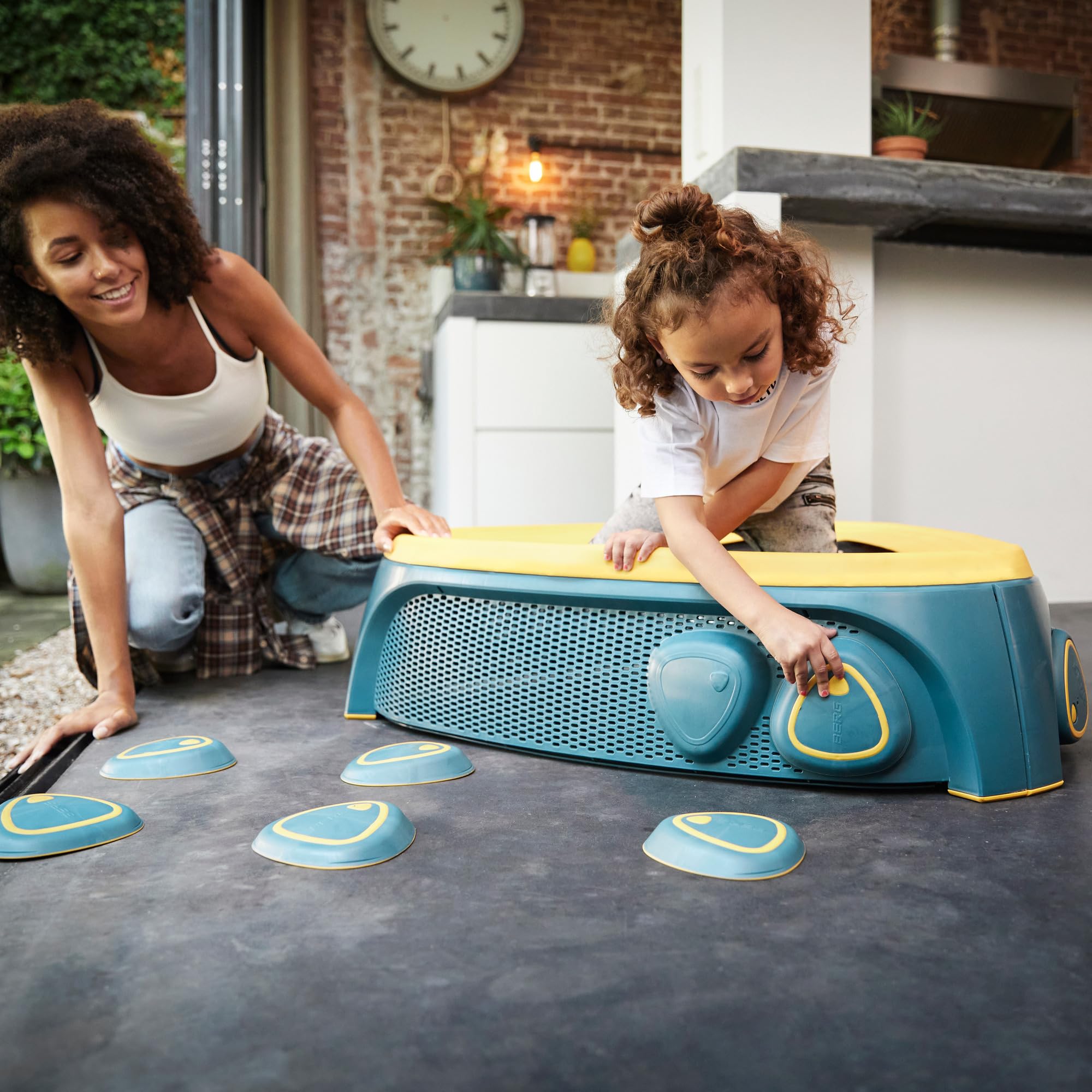 BERG Hoppaa Kindertrampolin für 1–4 Jahre | Indoor & Outdoor Mini Trampolin für Kleinkinder | sicheres Trampolin mit Haltegriff | Motorik- und Gleichgewichtstraining | rutschfestes Design