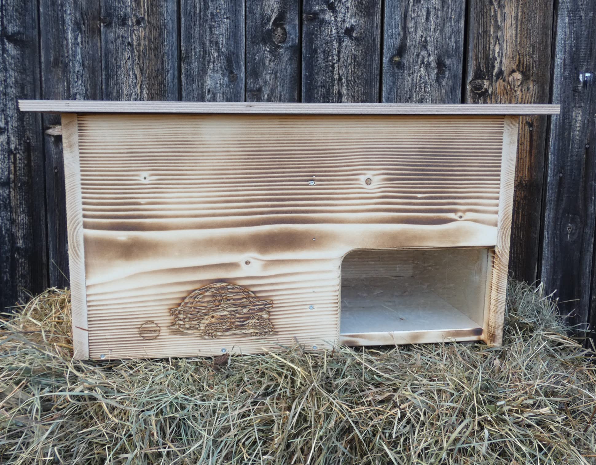 ARBRIKADREX Schildkröte Premium Schildkrötenhaus XXL (L:60cm; B.40cm; H:31cm) mit Sonnendach, Windfang, Einstellbarer Belüftung und Plexiglastor 18mm Vollholz Fichte (geflammt)