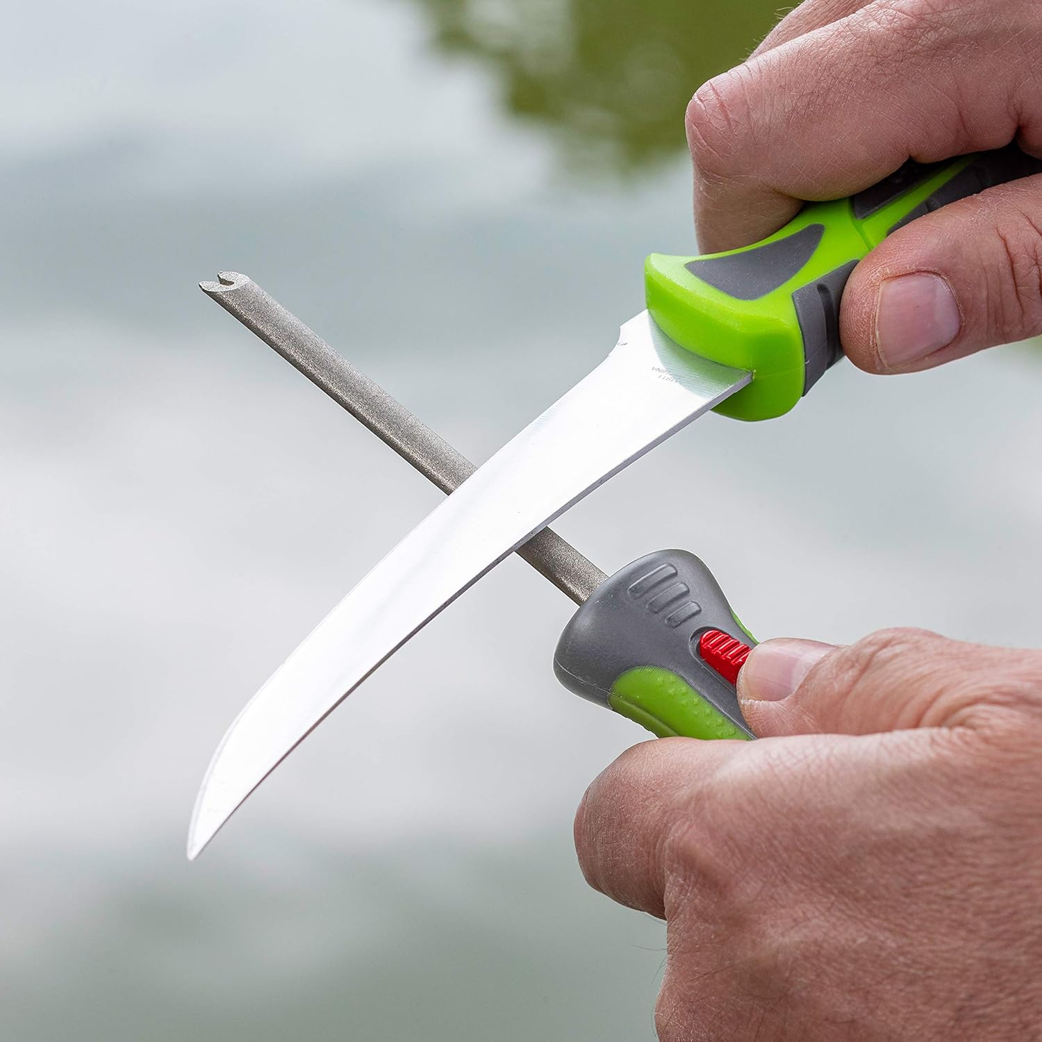 Smith’s Mr. Crappie 51195 Fish Pick and Hook Sharpener – Retractable Sharpening Rod – Diamond Hook Sharpening Groove– Fish Hook Remover – Knife Sharpener – Ergonomic Handle – Fishing Accessory