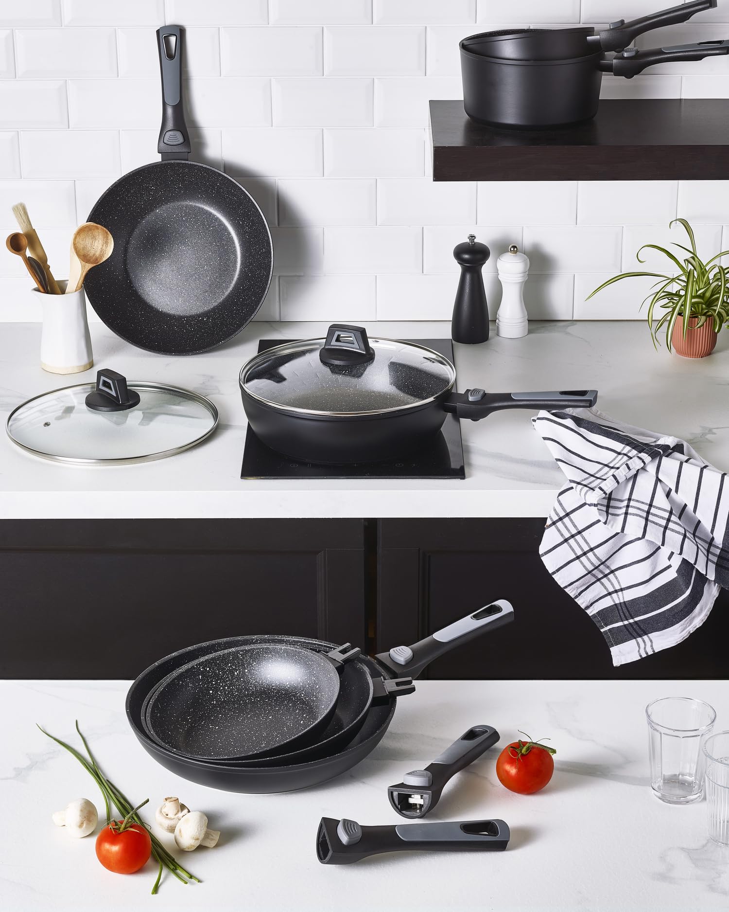 Pradel Excellence - PCUI002008 - Poêle à Crêpes en Aluminium Forgé Pierra Ø28cm - Revêtement Anti-Adhésif Façon Pierre - Manche Amovible - Tout Feu, Induction, Noir