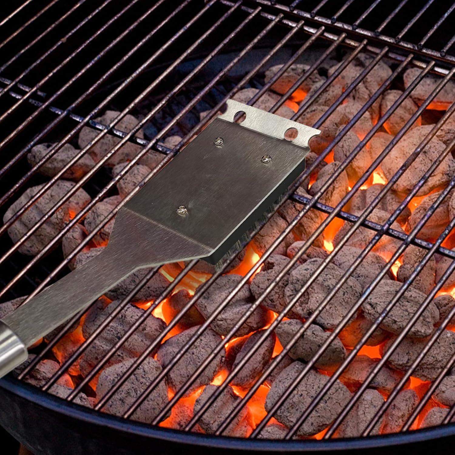 プレミアムグリルブラシ 交換可能なヘッド、16.5インチの強化ステンレススチールハンドル&amp;角度付きヘッドで効果的なクリーニン