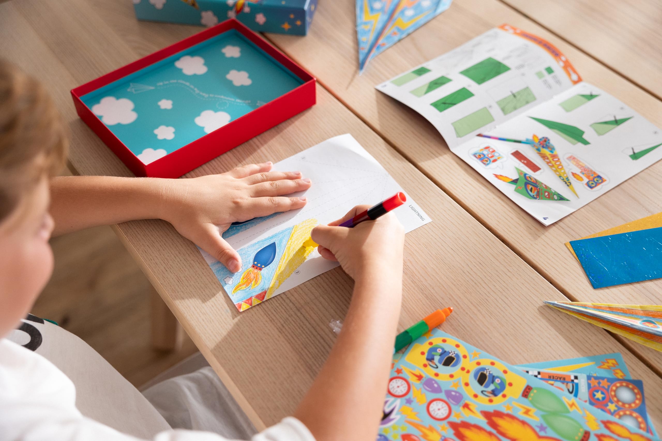 Set voor het maken van papieren vliegtuigen voor kinderen