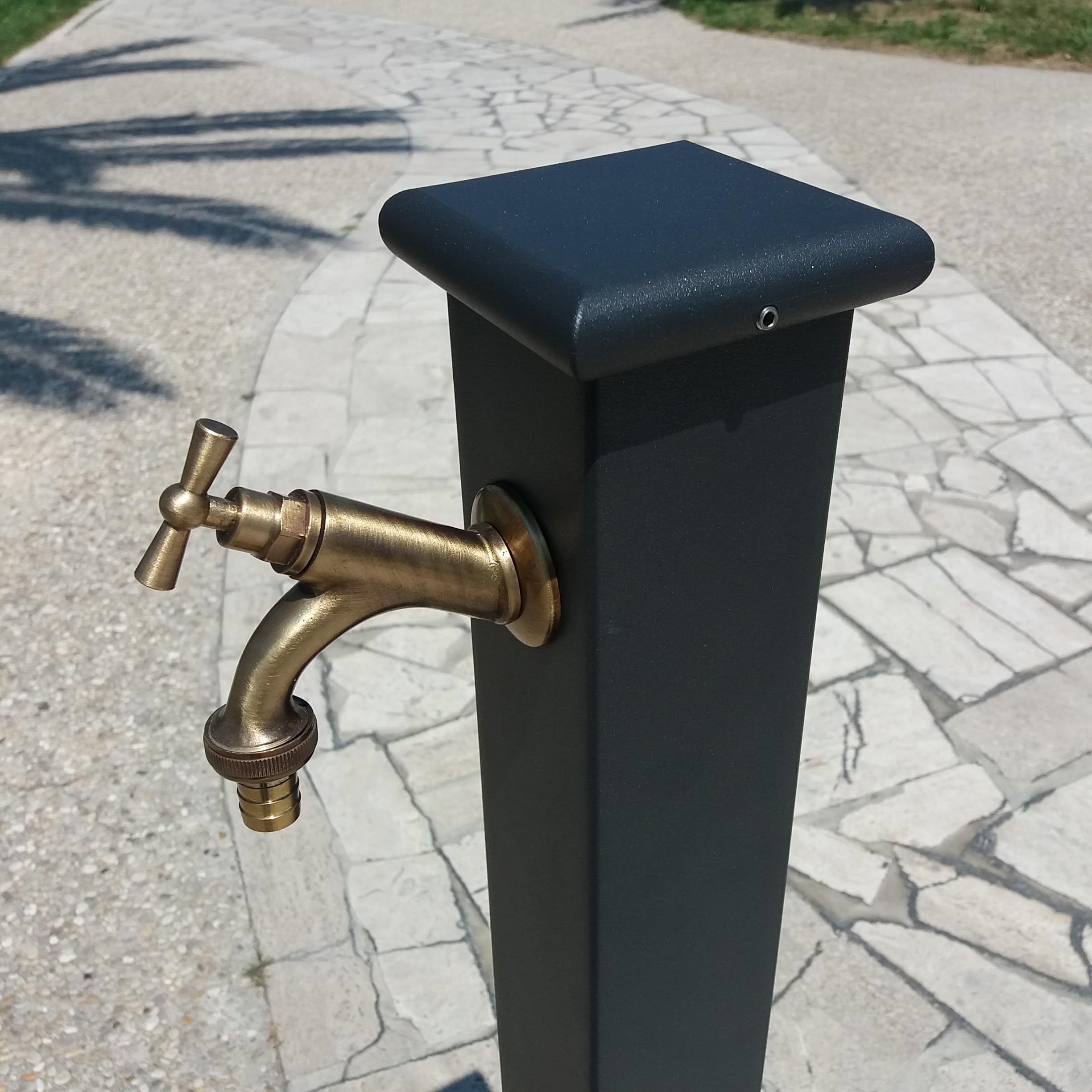Fonderia Bongiovanni | Fontana a Colonna | Modello Olimpia | per Casa Giardino | con Impianto Idrico | con Rubinetto Ottone Brunito | Fontana Colonna da Giardino Esterno | Fontana da giardino esterno