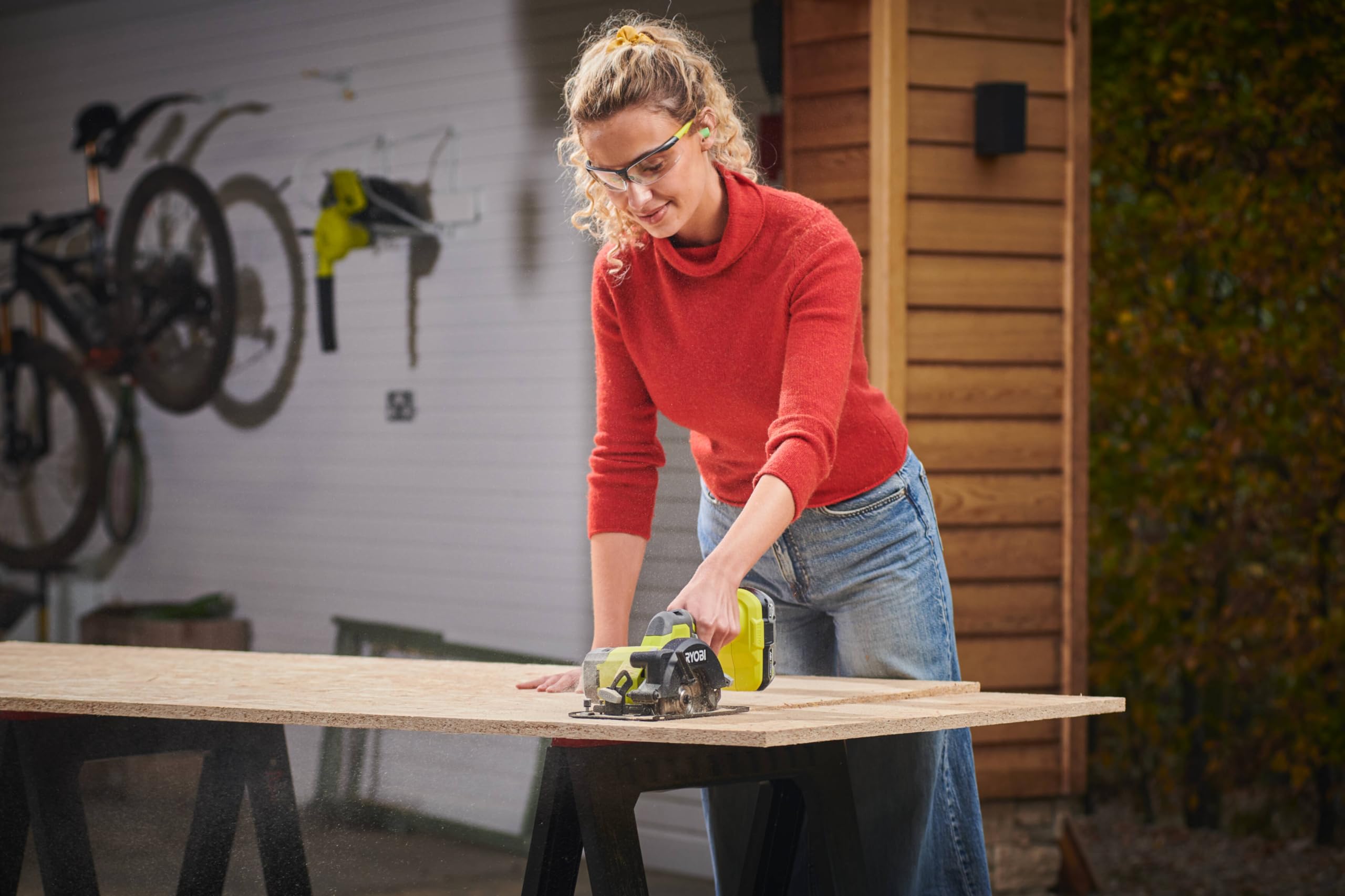 RYOBI Kompaktowa piła tarczowa 18V ONE+™ R18CS115-120GP - Cięcie drewna, OSB, parkiet, deska, wyposażenie wnętrz, Ø115 mm, akumulator 2Ah + ładowarka