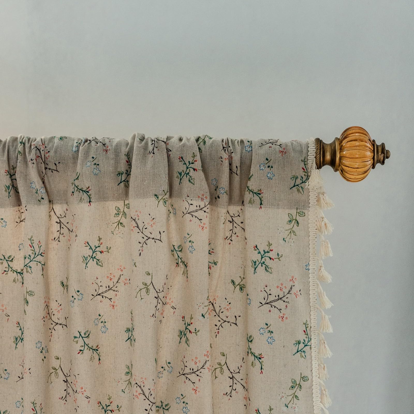 A.Monamour Rideau Voilage Passe Tringle Semi Occultant Opaque Coton Lin Floral Rural Boho Décoration Fenêtre Court Rideau de Porte avec Glands à Pompons pour Salon Chambre Cuisine, 1 Panneau