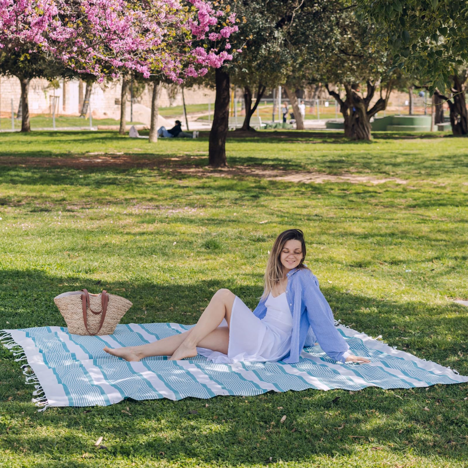 MOMOMUS Stuoia da Spiaggia Stile Fouta XXL o Telo da Picnic - Finitura Boho, Leggera e Versatile - Ideale come Coperta da Picnic o Telo Mare Grande Antisabbia - Verde Mare, 210 x 240cm