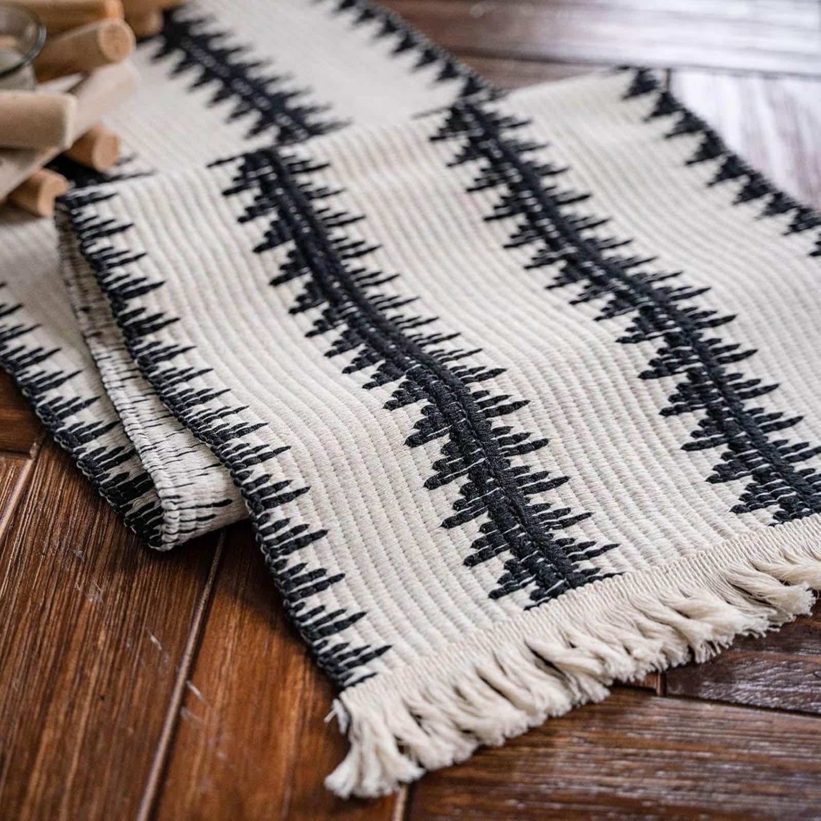 Chemin de table en coton et lin avec pompons à la main - Motif cœur rouge ou arbre noir et blanc - Style rustique bohème - Pour cuisine, décoration de table, intérieur ou fête - 120 x 30 cm