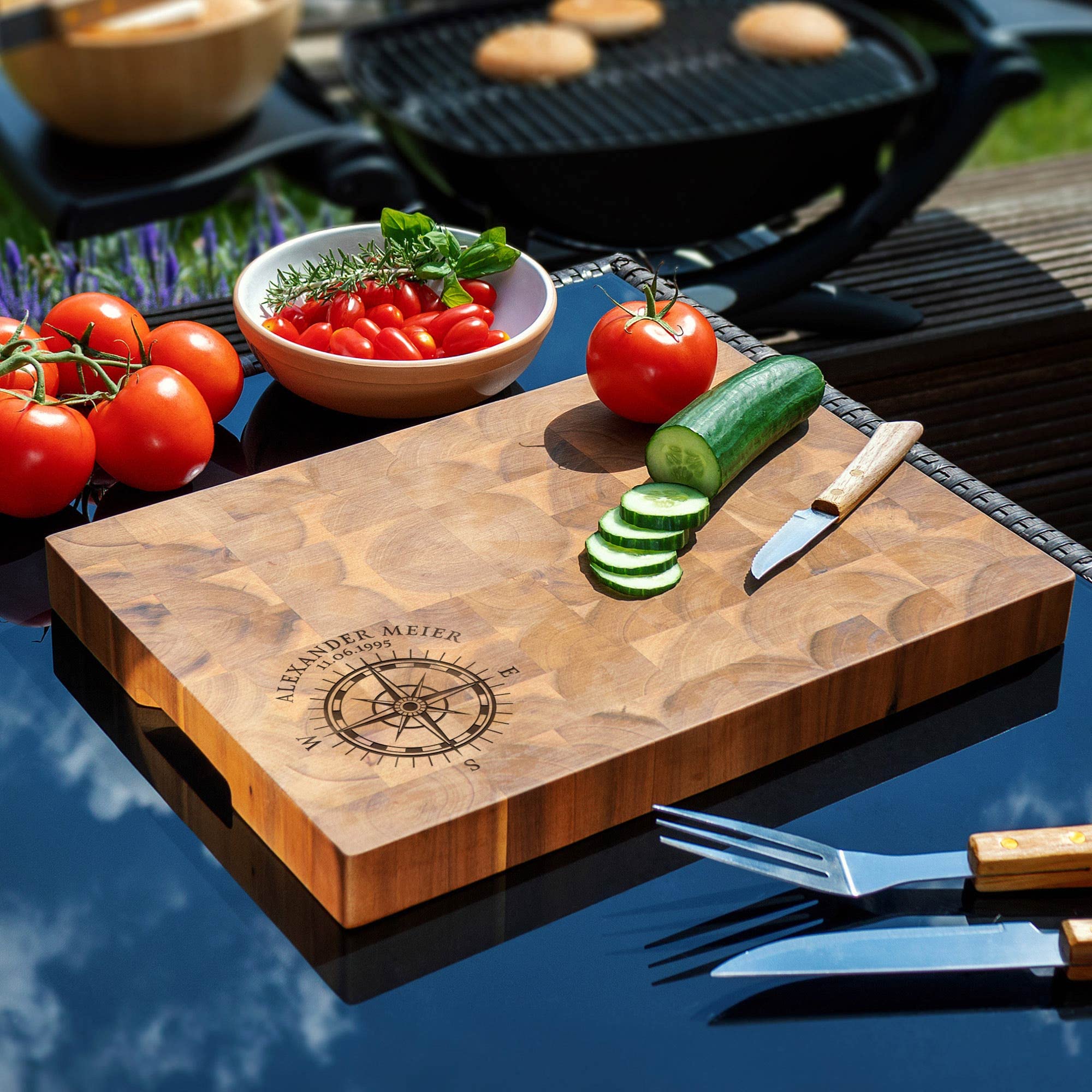 Casa Vivente Schneideblock aus Holz mit Personalisierter Namensgravur, Kompass Datum, Edles Servierbrett zum Geburtstag, Küchenzubehör für Genießer, 42x30x4 cm