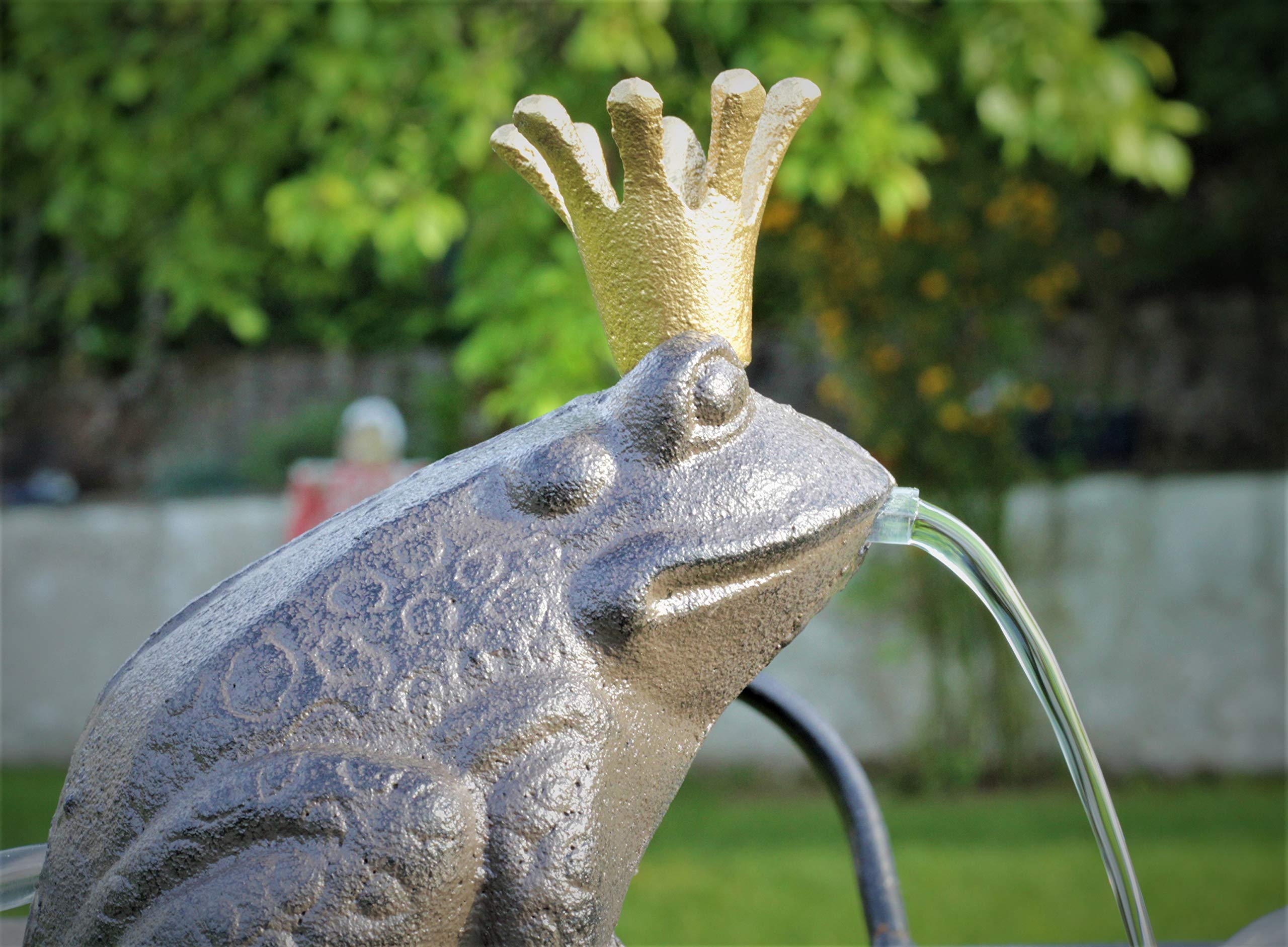 Wasserspeier Froschkönig Guß 13 cm mit Solarpumpe