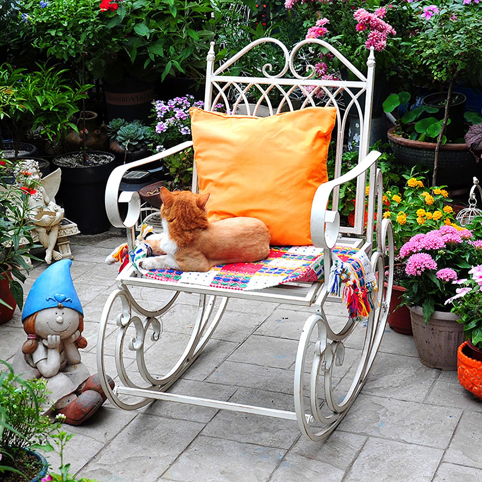 Fauteuil à bascule pour balcon en fer forgé pour savourer le calme du jardin