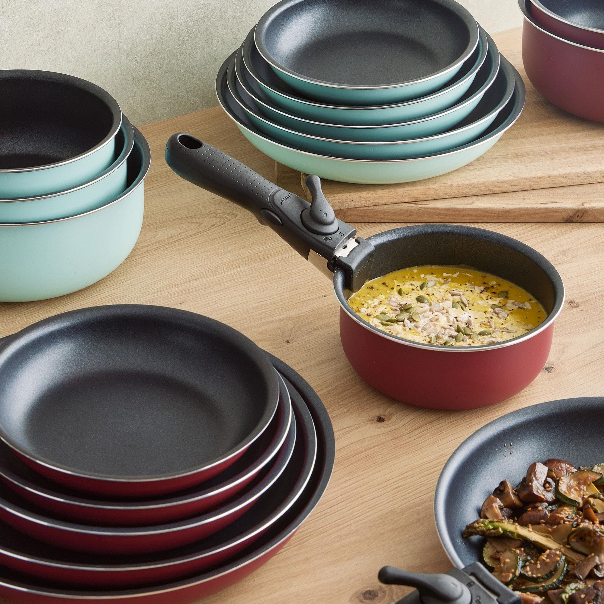 Set de 5 poêles Ø18Ø20Ø22Ø24Ø26cm avec 2 poignées amovibles + 3 casseroles Ø16Ø18Ø20cm avec manche amovible -Aluminium pressé couleur rouge Click&Cook Bergner