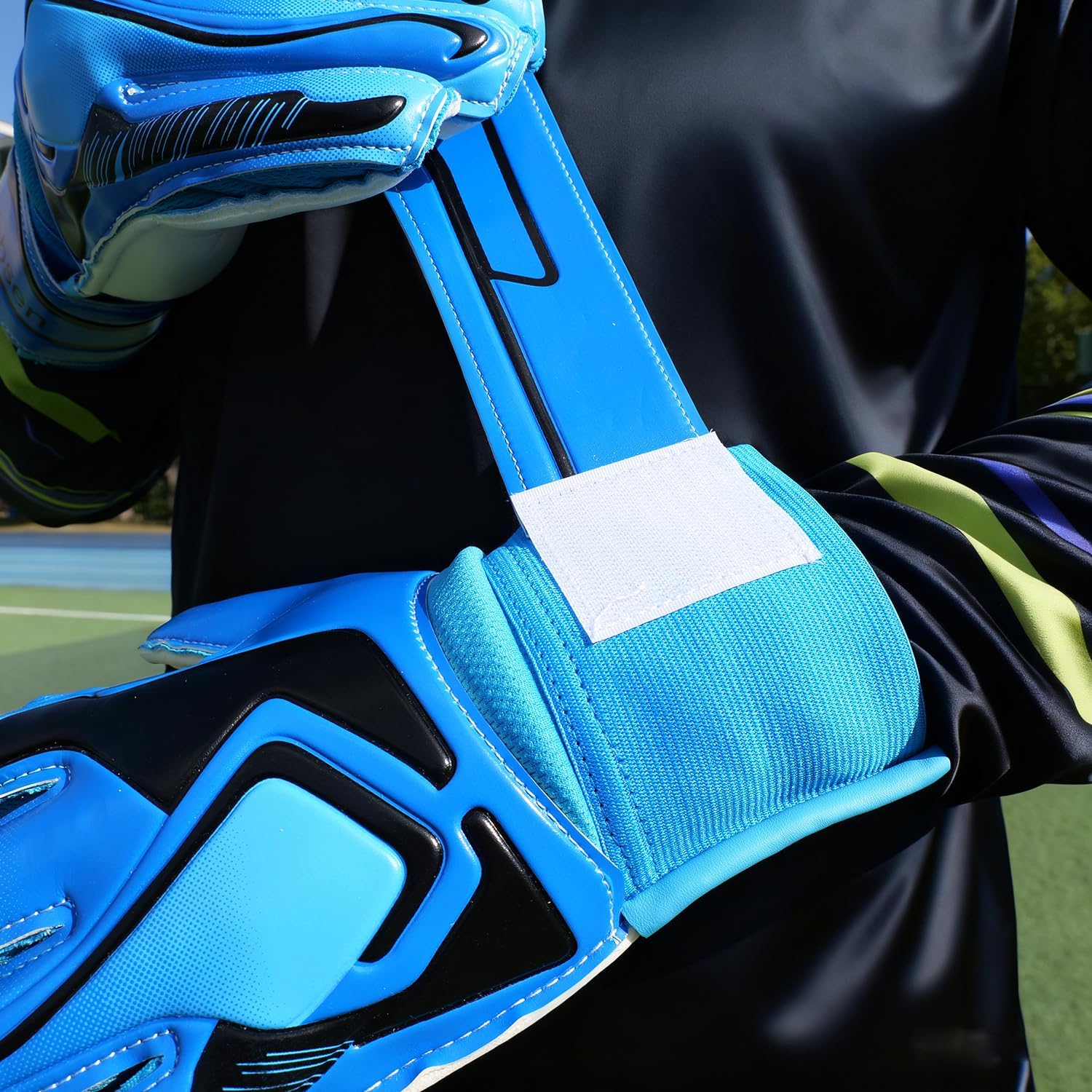 Soccer Goalie Gloves for Kids, Youth&Adult Soccer Goalkeeper Gloves, Strong Grip Anti-Slip Latex Palm Breathable Goalkeeping Gloves with Fingersaves