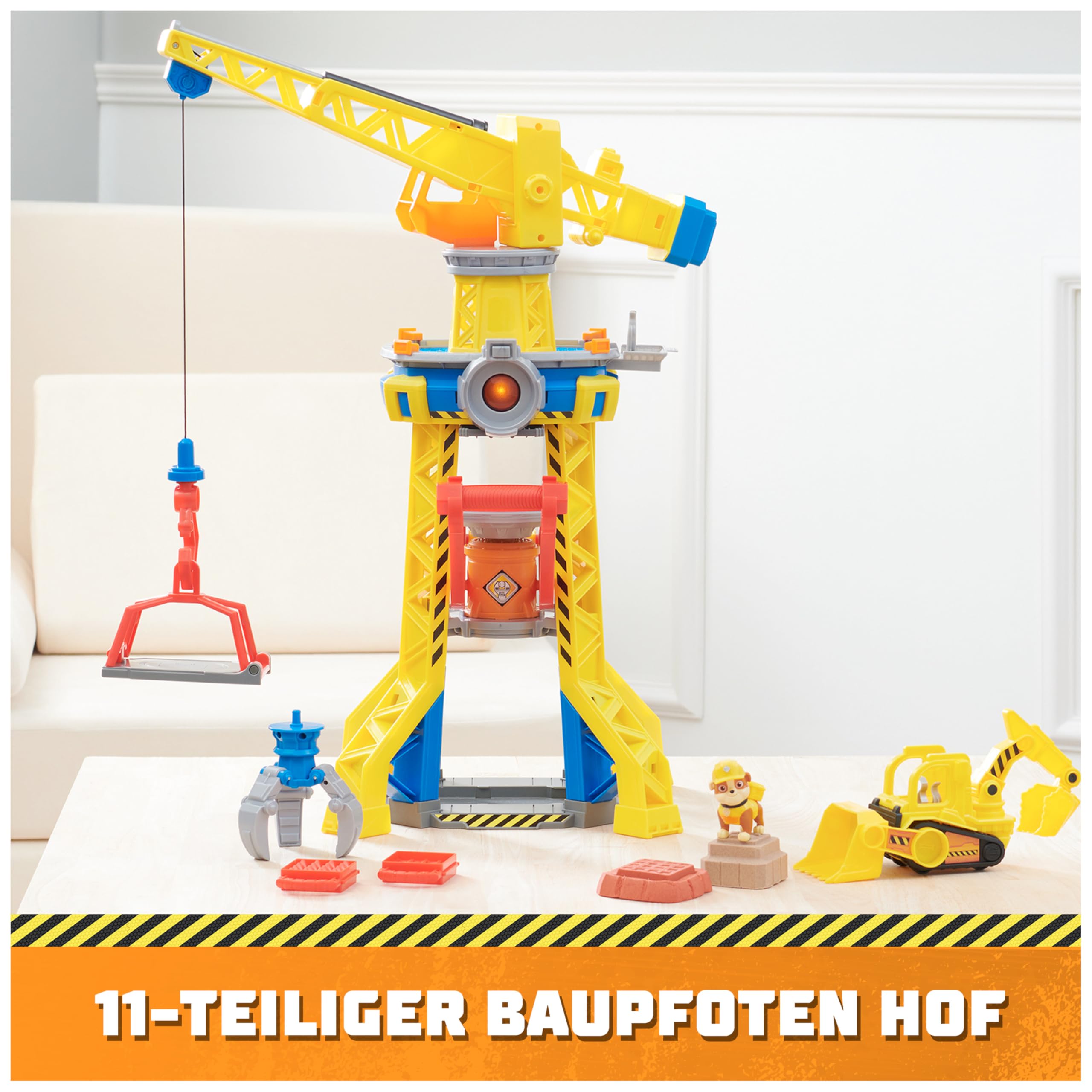Rubble & Crew - Kran-Spielset Baupfoten Hof 68 cm, mit Rubble-Figur, Planierraupen-Fahrzeug und 340 g Build-it Kinetic Sand, Licht und Sound, ab 3 Jahren