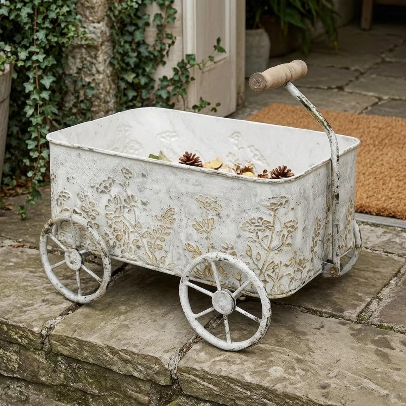 Outdoor Dekorativer Pflanzwagen Metall Eisen Holzgriff Klassische Wagenform Antiker Charakter mit Relief für Eingangsbereich Terrasse Wohnung, Weißgoldfarben Antik