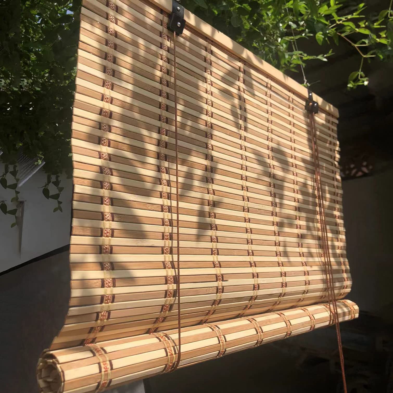 Store enrouleur en bambou filtrant pour stopper l'éblouissement du soleil