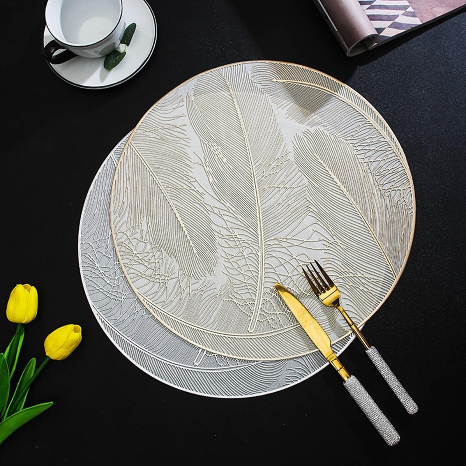 Juego de 10 salvamanteles de mesa, manteles individuales, elegantes, 38 cm, diseño de plumas, PVC, dorado