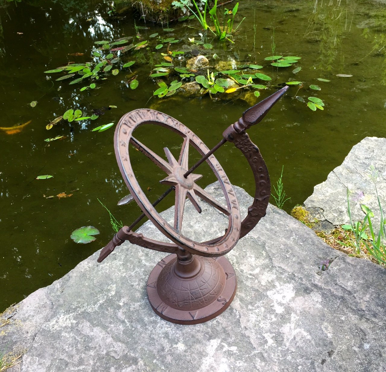 Antikas | Sonnenuhr im Landhausstil | Höhe: ca. 37,5 cm | Breite: 24,5 cm | Tiefe: 34 cm | Fuß Ø 16 cm | dekorative Schattenuhr für Garten & Terrasse