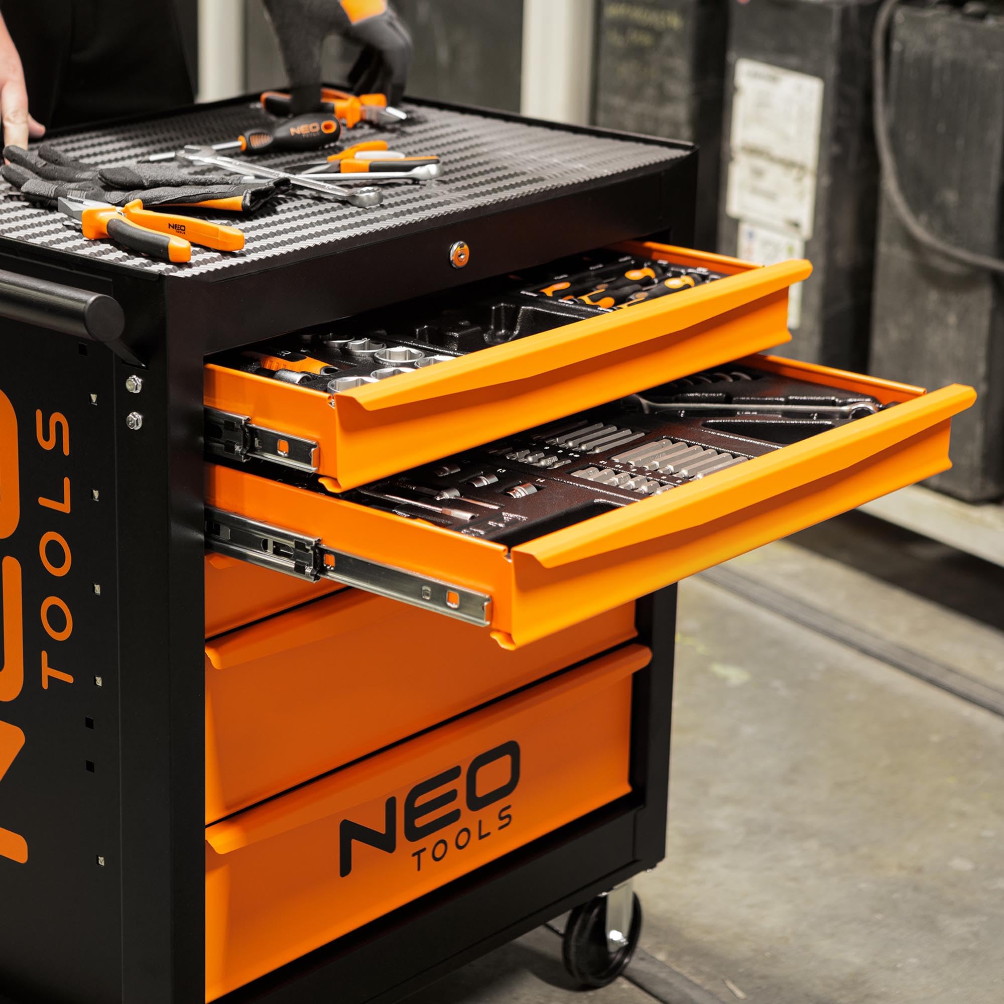 NEO TOOLS Wózek warsztatowy, 5 przegródek, szuflady z łożyskiem kulkowym, centralnie zamykany, mata antypoślizgowa, kółka obrotowe, z hamulcem postojowym, mobilny wózek narzędziowy, szafka na