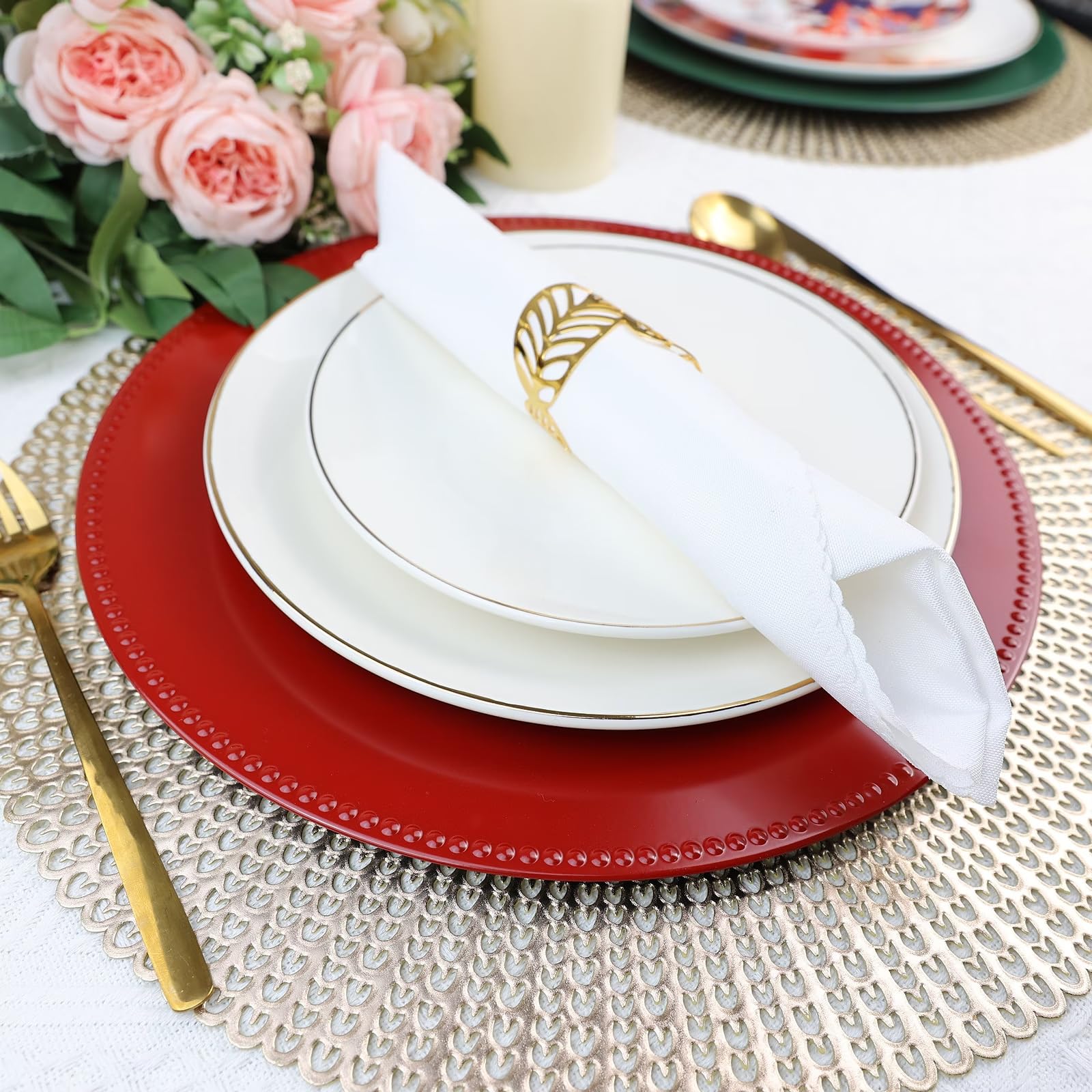 Juego de 12 platos de carga rojos con cuentas. Cargadores de mesa de plástico reutilizables de 13 pulgadas para platos llanos