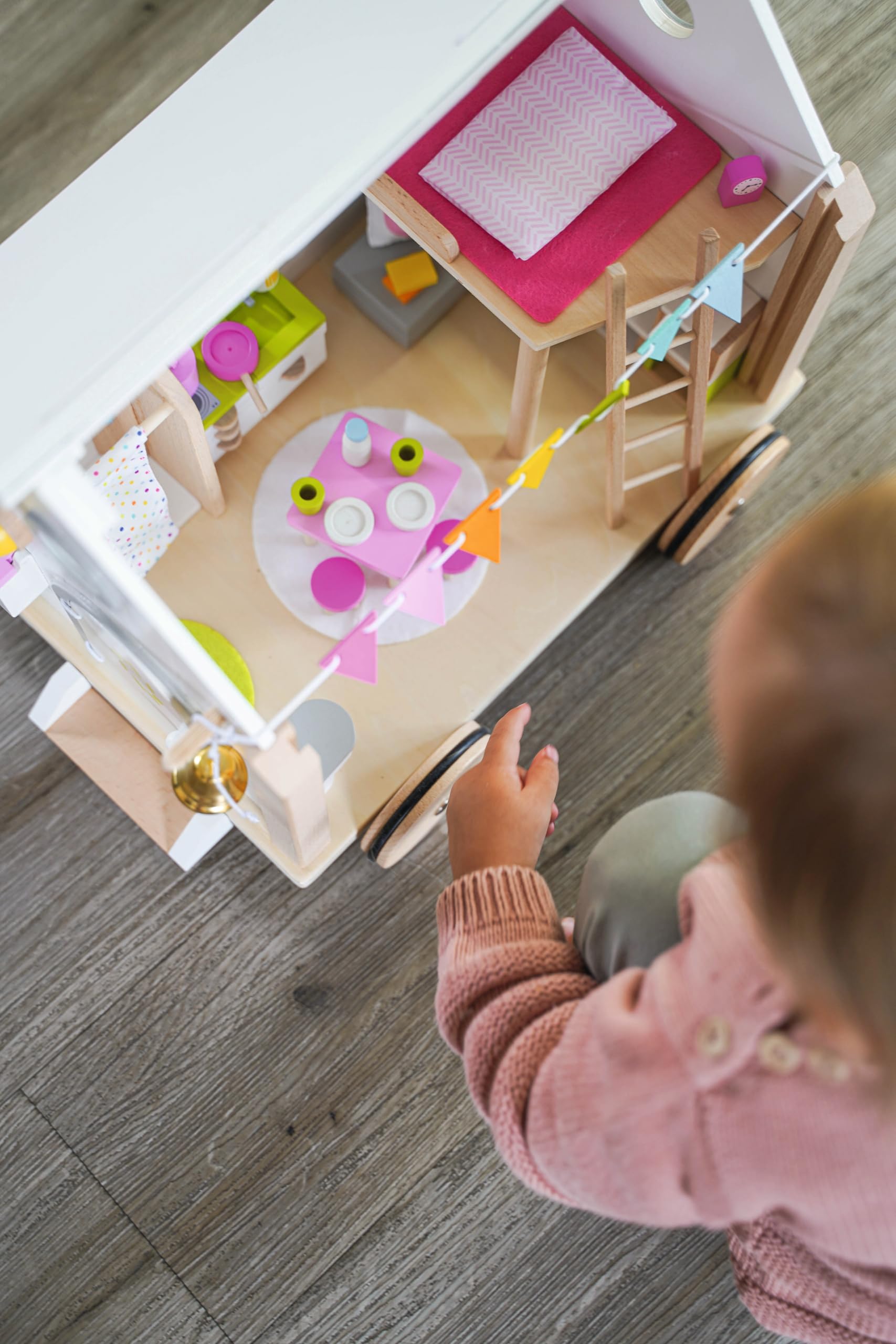 goki 51477 - Tiny House Hygge aus Holz und Textil für Mini-Puppen, Mobiles Puppenhaus im skandinavischen Stil, 38cm x 27cm x 33cm, 40er Set, ab 3 Jahre