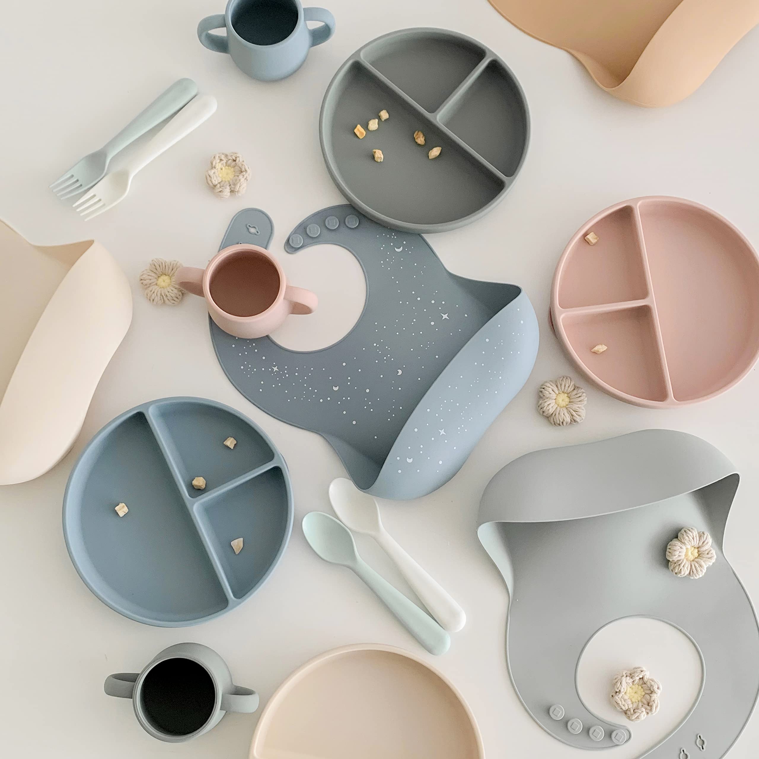 Moonkie Silikon Baby Esslern-Set, Lernlöffel 4er-Set, Saugnapf-Kinderteller mit Gabel & Löffel Sowie Verstellbarem Silikon-Lätzchen, Beikost Zubehör für Selbstständiges Essen
