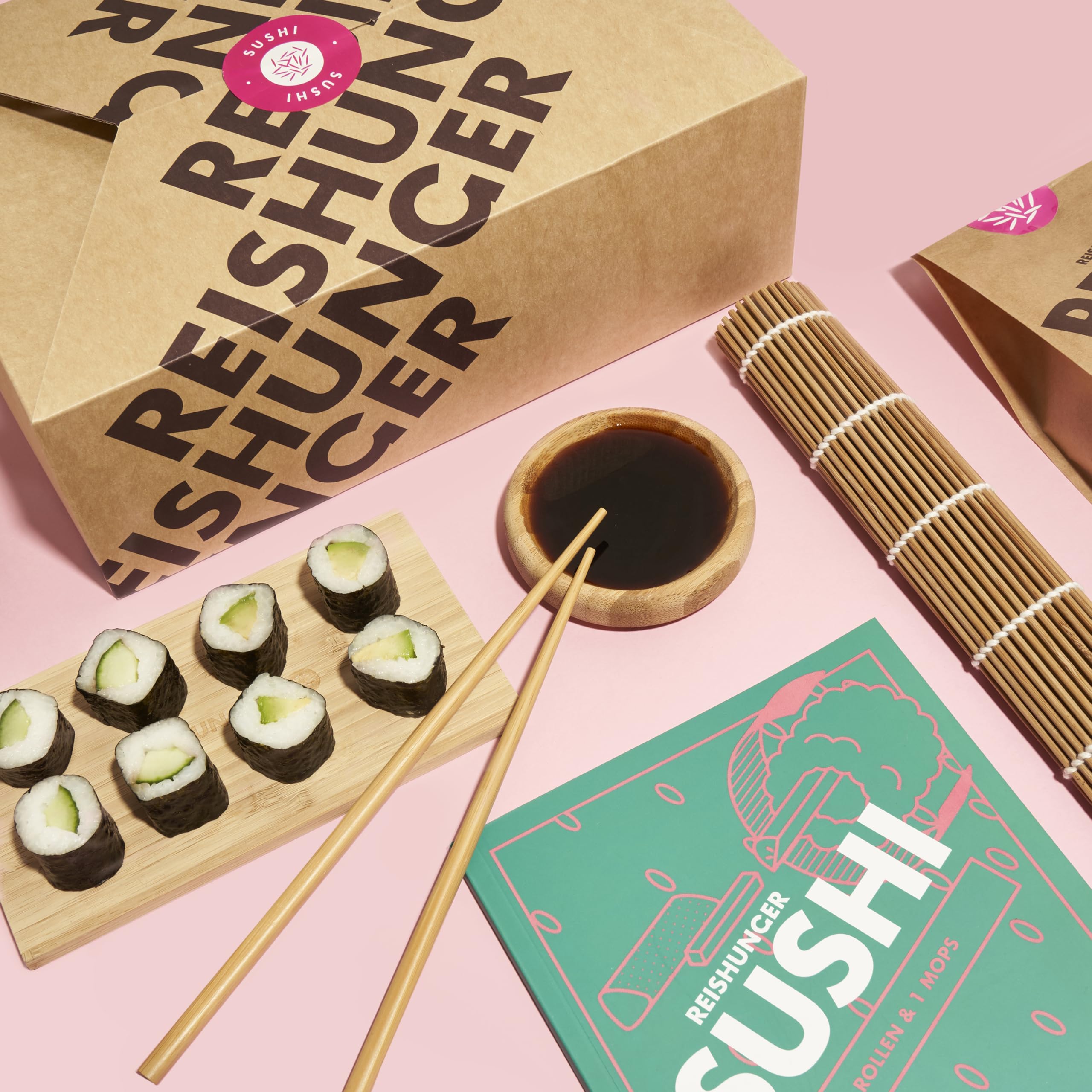 Reishunger Sushi Premium Box: 13 Teiliges Komplett-Set zum Selbermachen mit Sushi Maker, Nori Algenblätter, Sushireis, Kochbuch uvm. – ACHTUNG - Kurzes Mindesthaltbarkeitsdatum (MHD: 25.08.2026) | Inklusive Sushi Maker, Nori Algenblätter, Sushireis, Kochb