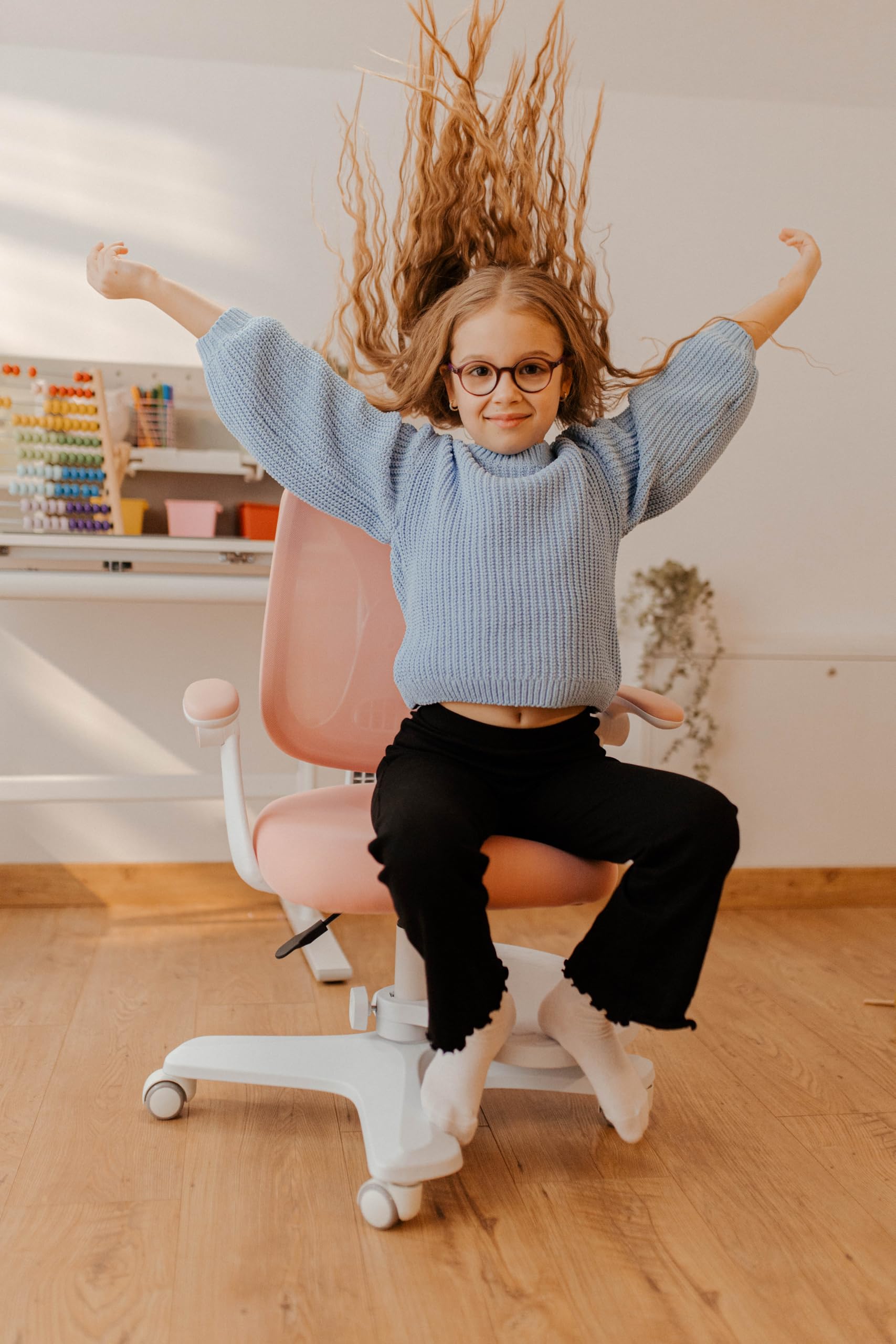 MARK ADLER Junior 4.5 Schreibtischstuhl Kinder – Ergonomischer Kinderschreibtischstuhl – Mit Fußstütze – Höhenverstellbar 80–150 cm – Drehstuhl mit 360° Rotation – Mitwachsendes Design - Rosa