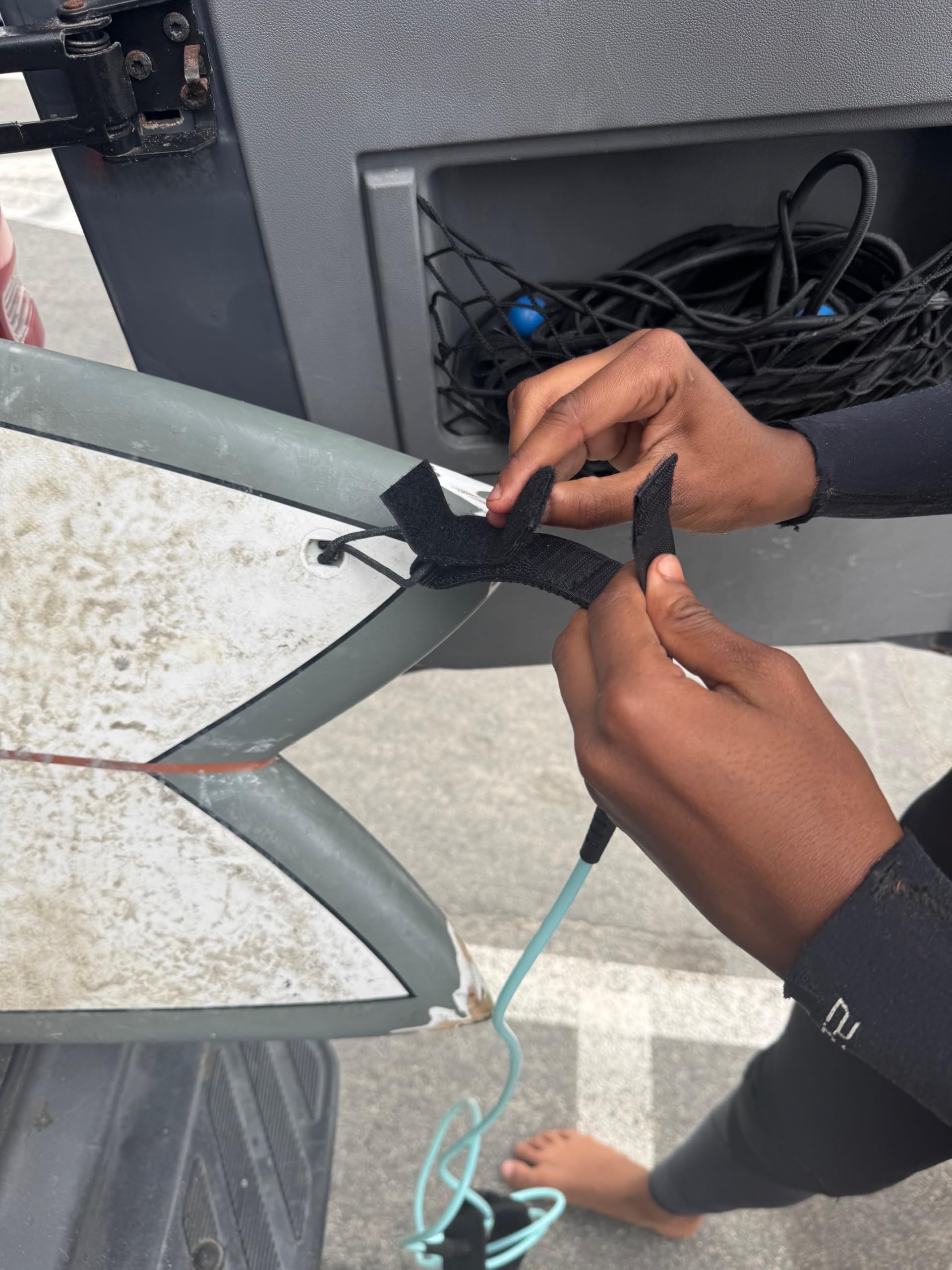 Laisse de planche de surf en nylon noir avec système pivotant en acier inoxydable, sangle de cheville rembourrée, manchette à dégagement rapide, cordon en uréthane robuste pour le surf