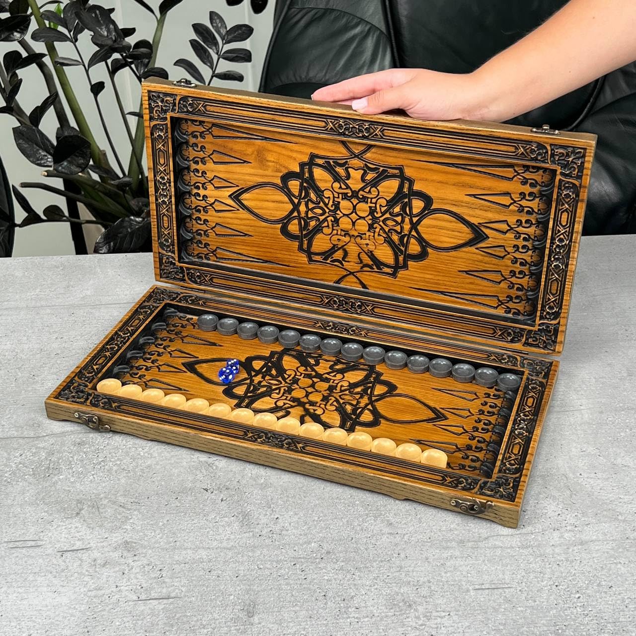 Tablero de backgammon hecho a mano, diseño de león, madera de arce, piedras de resina, juego de 18 pulgadas con grabado para regalo