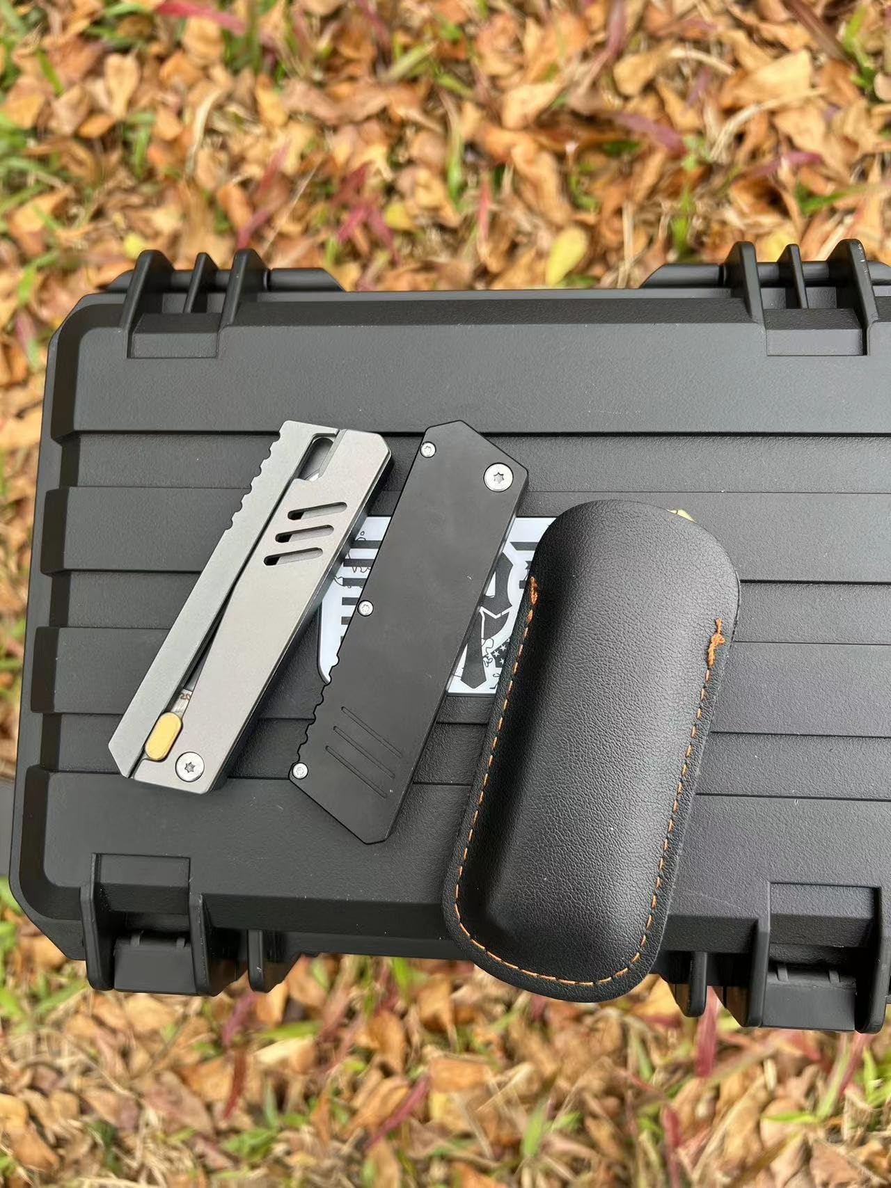 Navaja de Gravedad cuchillos de gravedad CPM154, Funda de Cuero Incluida y Diseño Compacto (negro)