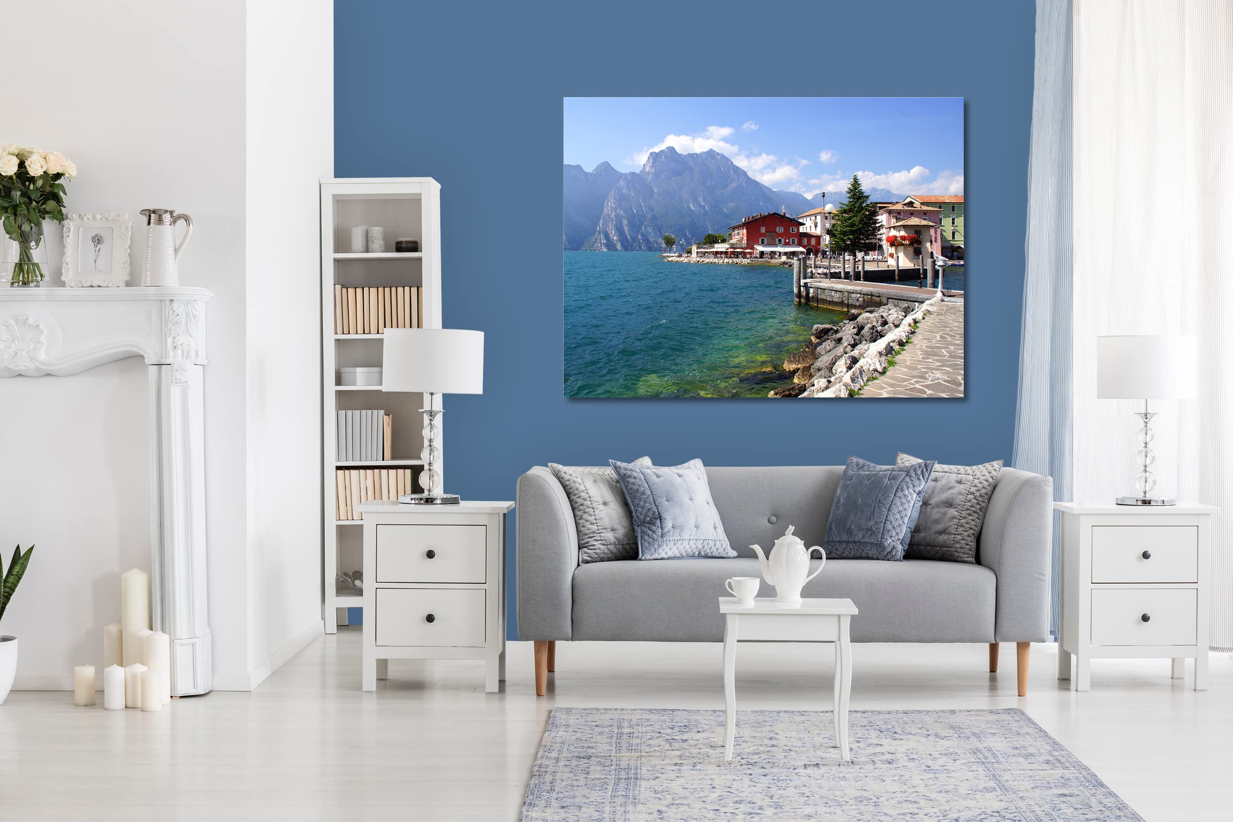 Glücksvilla - Gardasee Torbole (Acrylglas-Bild 5 mm, 40 x 30 cm) aus DE - Kunstdruck XXL Deko-Wandbild quer - See Italien Berge Boje Steg Tirol Riva