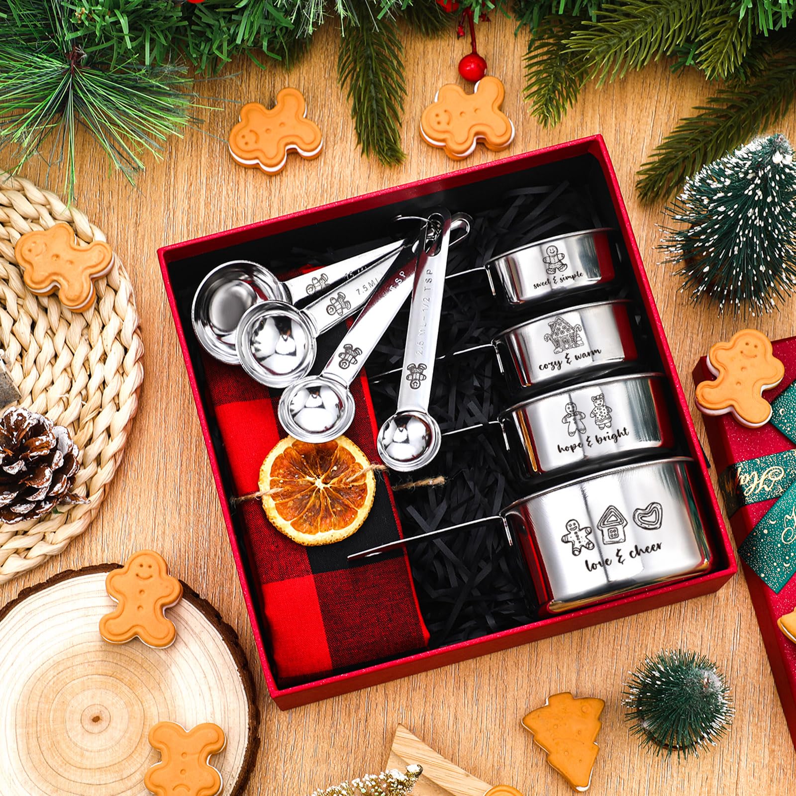 Nuogo 10-teiliges Weihnachtsmessbecher- und Löffel-Set, Weihnachtsgeschenkbox, enthält 4 Edelstahl-Messbecher, 4 Messlöffel und 1 rotes und schwarzes kariertes Handtuch, Weihnachtsgeschenk für Frauen