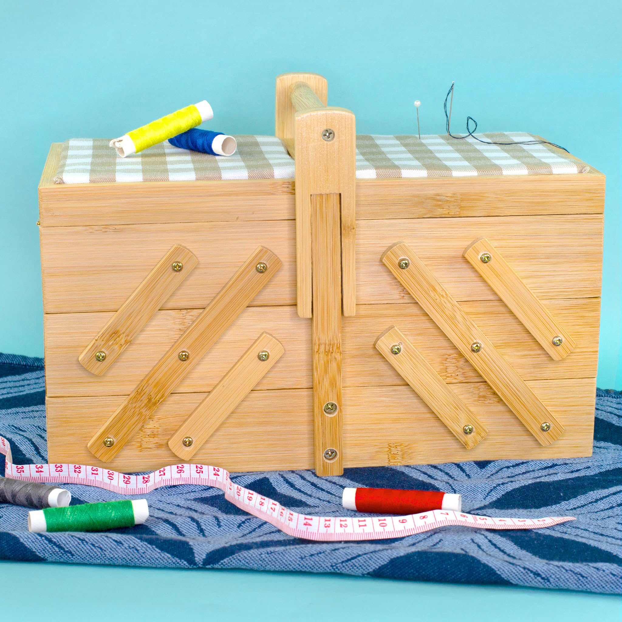 Herz & Heim® Nähkästchen personalisiert mit Gravur – Nähkasten aus Bambus Holz mit Nadelkissen & 5 Fächern – Frauen Geschenk für Oma, Mama, Freundin – Motivauswahl (Herzchen)