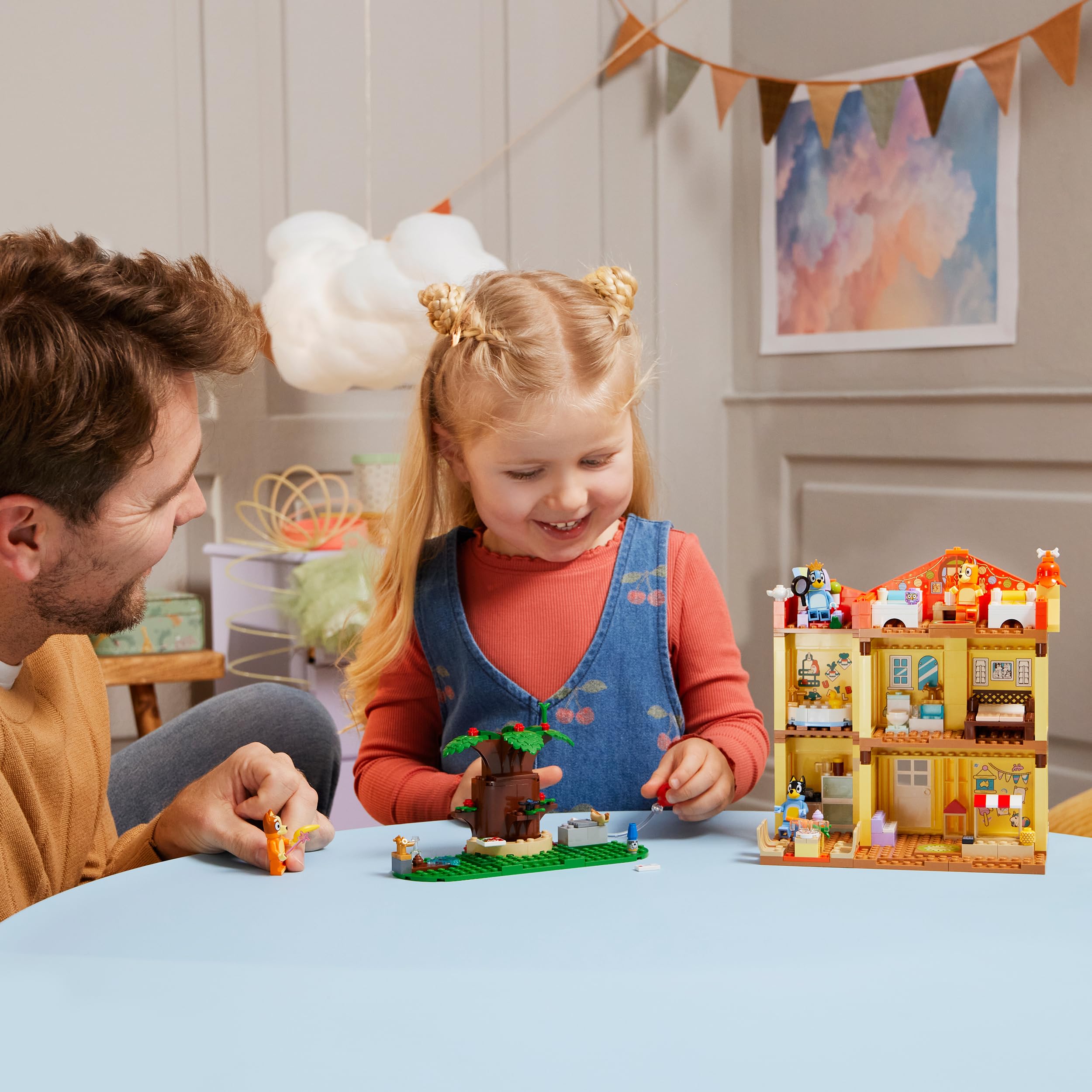 LEGO Bluey: Casa della Famiglia di Bluey - Giocattolo Modulare con Stanze, Giardino, 4 Minifigure e Accessori - Regalo di Compleanno per Bambini da 4 Anni in su e per i Fan della Serie TV - 11203