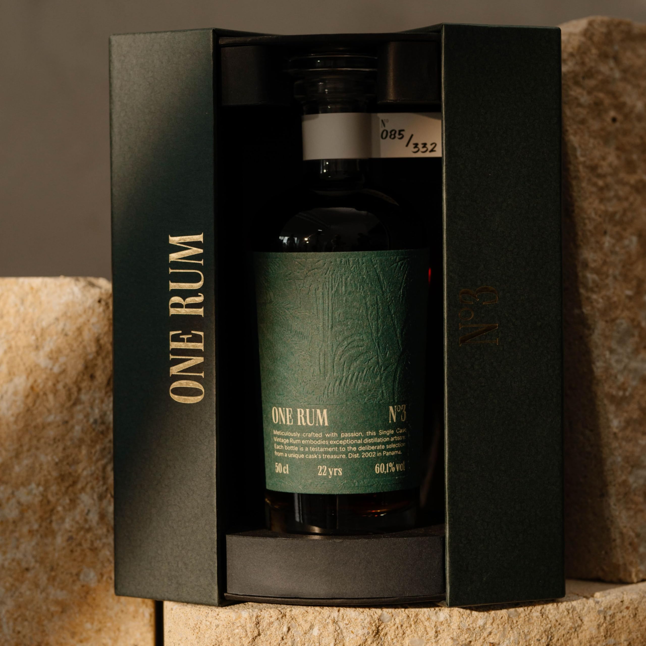 ONE RUM No. 3 – Premium Rum aus Panama | 22 Jahre gereift | Column Still | Streng limitiert auf 332 Flaschen | Fassstärke 60,1% Vol. | Exklusive Rarität & Geschenk für Männer, Genießer & Sammler