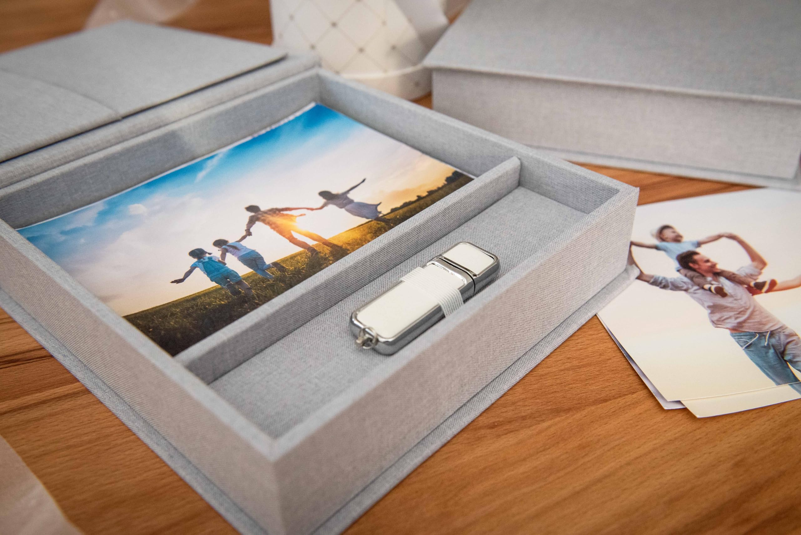 Élégante boîte à photos, avec fente USB, pour clés USB et tirages photo, 13 x 18 cm (sans USB), boîte de rangement, boîte de rangement, boîte à souvenirs, cadeau photo (gris, 21 x 21 x 5 cm)