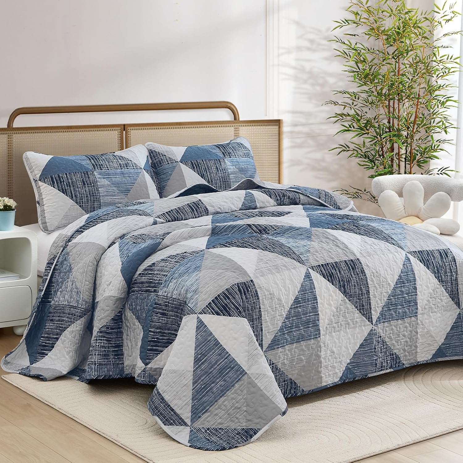 Dintszyayue Quilt Queen Size Blue, 3 Pieces Patchwork Bedspread Bedding for Queen Size Bed, Soft Lightweight Microfiber Geometric Coverlet Set for All Season Quilt with 2 Pillowcases - Image 2