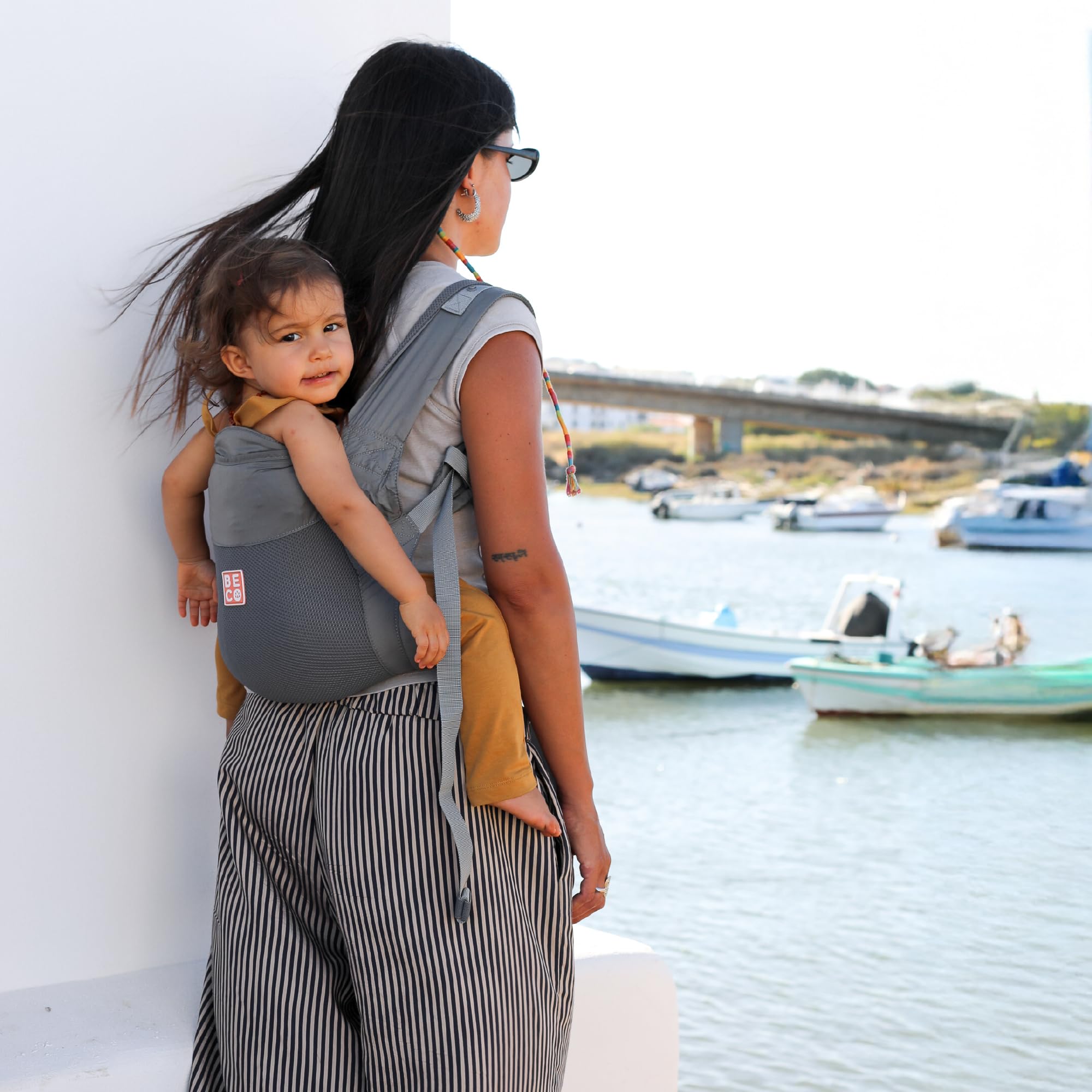 Beco Fly Mochila Portabebé Ligera Niño, Plegable, 7-20 kg, Gris | Malla Transpirable para verano, Porteo a la Espalda en Posición M Ergonómica, se pliega en su bolsa para viajes y rutas.
