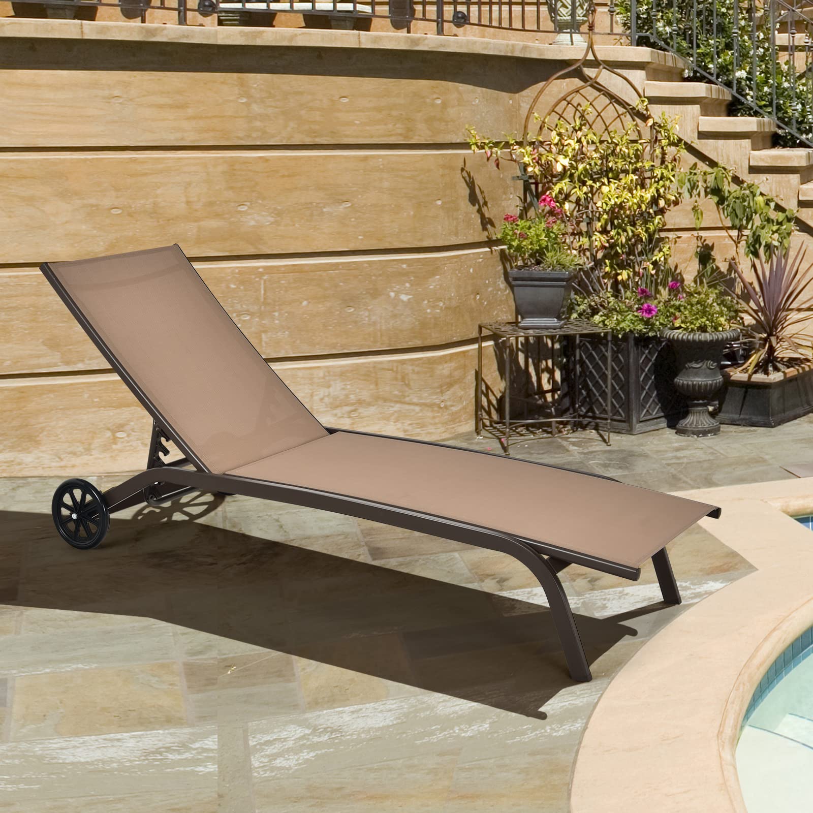 GIANTEX Sonnenliege, Gartenliege mit Rollen, Liegestuhl mit 6-Fach Verstellbarer Rückenlehne, Outdoor Liege für Garten, Balkon & Pool, belastbar bis 150kg, 191 x 61 cm (ohne Sonnendach, Braun)