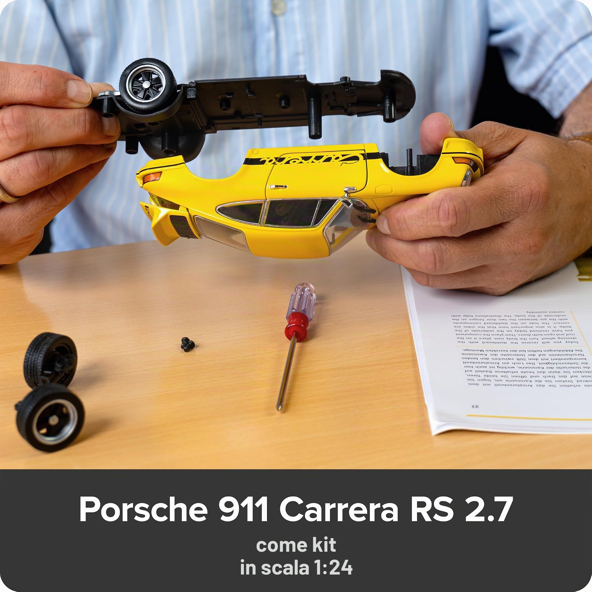 FRANZIS 67273 - Calendario dell'Avvento Porsche 911 Carrera RS 2.7, modello in scala 1:24, con base sonora e libro di accompagnamento a 52 pagine