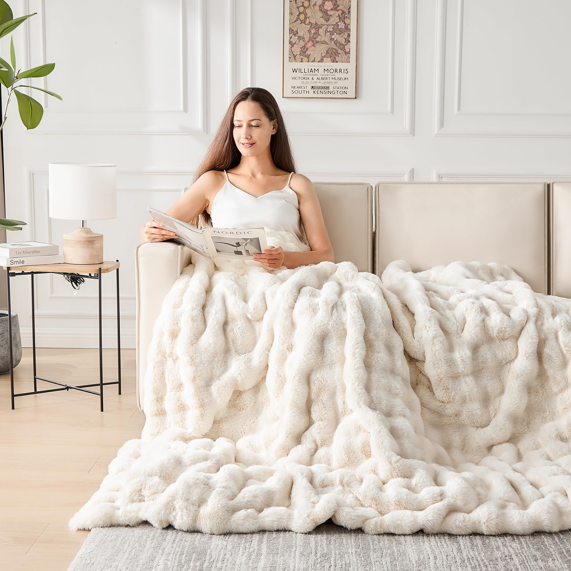 Luxury 1000GSM Faux Rabbit Fur Throw Blanket, Super Heavy Warm Cozy Blankets for Couch Bed Sofa, Bubble Plush Fuzzy Elegant Soft Reversible Mink Blanket for Living Room Bedroom, Cream White