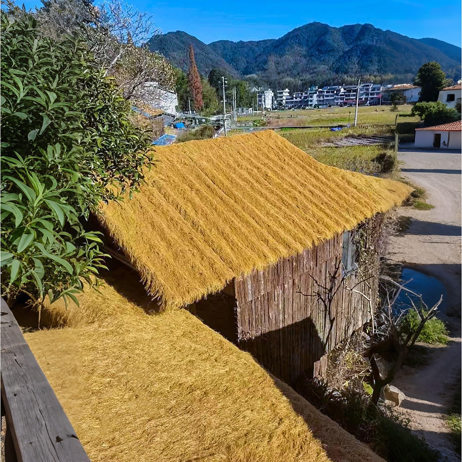 Ognioodporny syntetyczny dach ze słomy palmowej, meksykańska rolka ze słomy do ogrodu tropikalnego, plaży, patio i hawajskiej dekoracji imprezowej (0,5 x 12 m (19,7 x 472,4 cala))