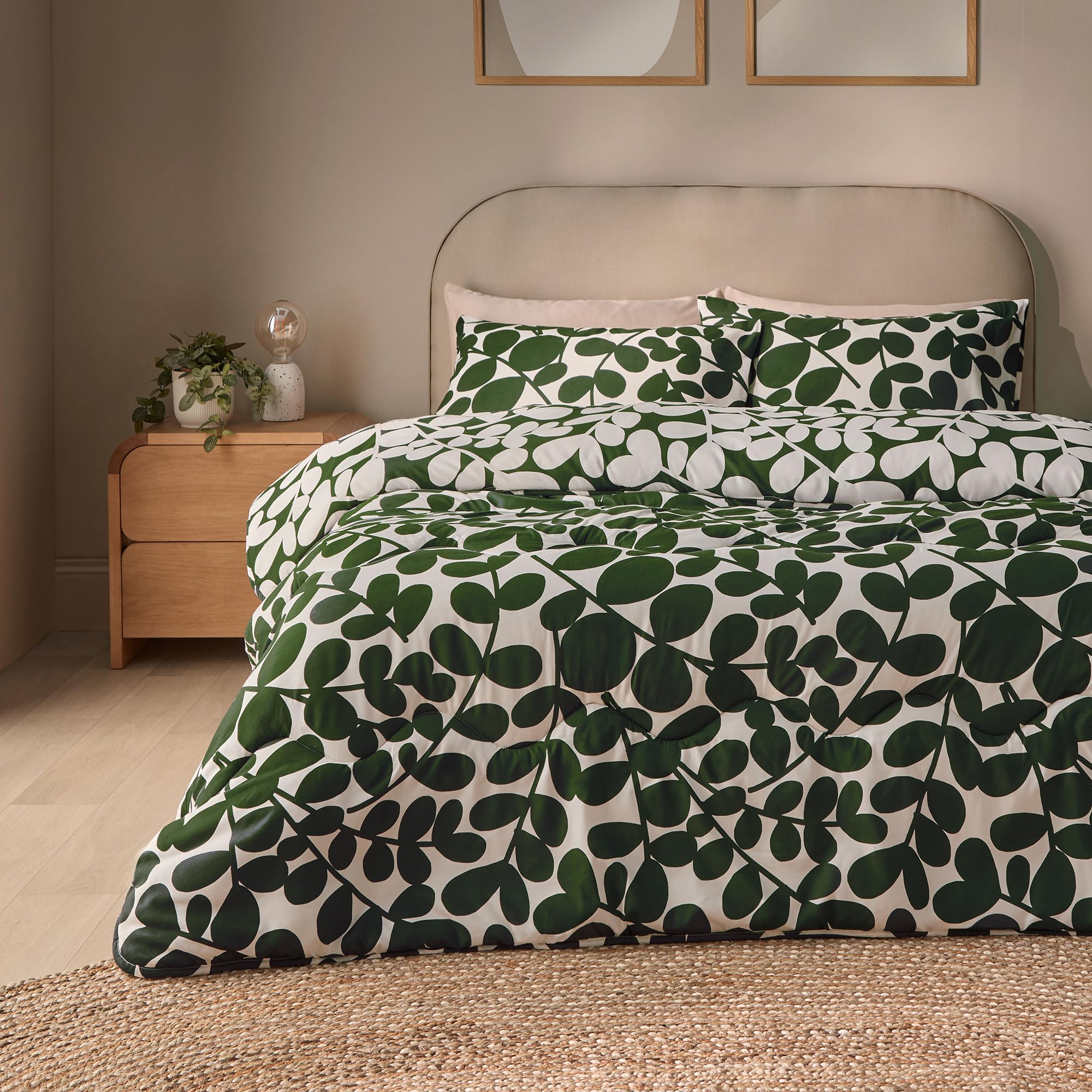 Silentnight Coverless Leaf Print Duvet & Pillowcase Set - Supersoft Stylish 10.5 Tog Bed Quilt - Two Reversible Designs - All Year Round Comfort No Cover Needed, Green, Single — image 1
