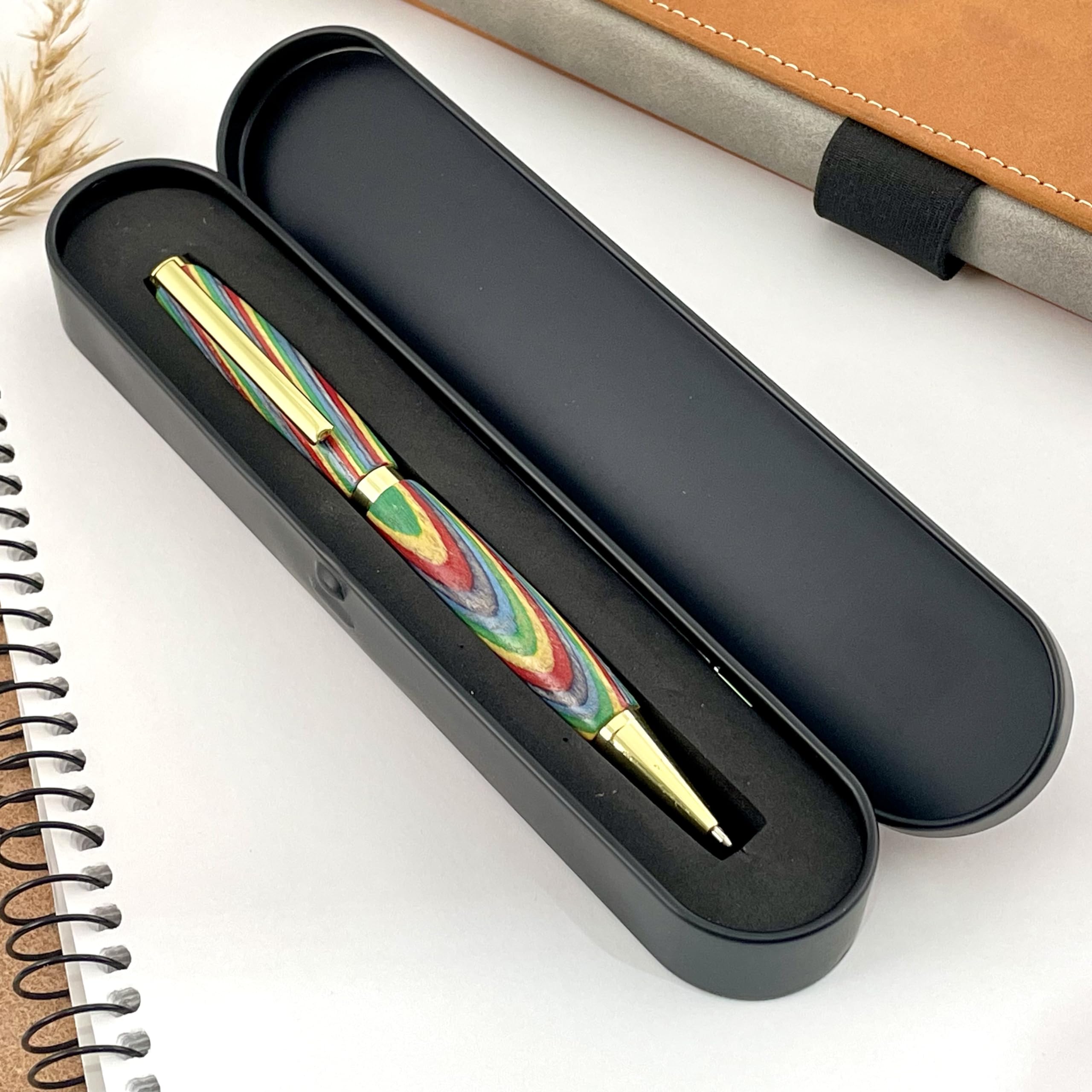 Penna Personalizzabile in Legno Arcobaleno, Realizzata a Mano in Francia, Regalo di Penna Personalizzata con Incisione, Scatola in Metallo | Originale, Natale, Matrimonio, Amico