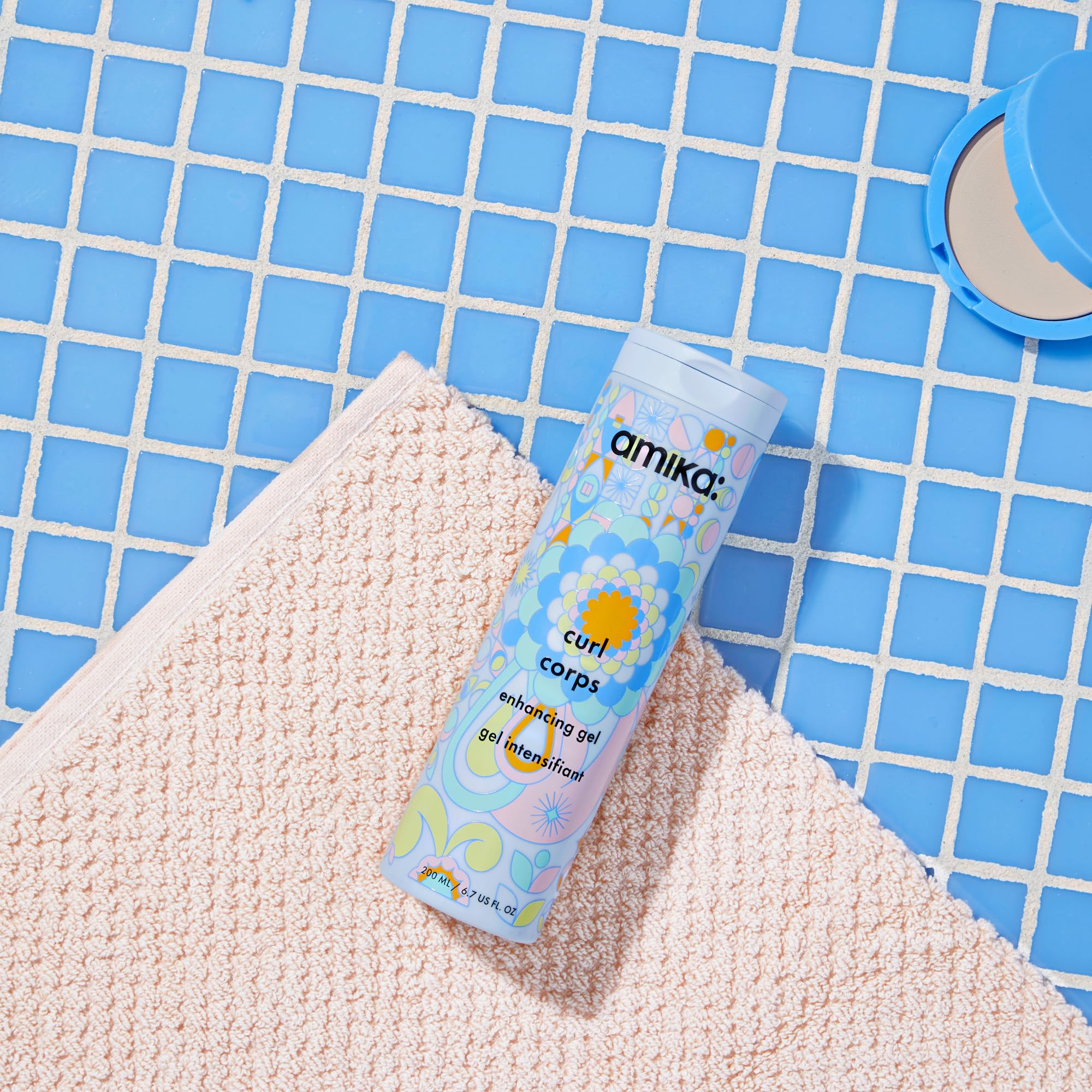 amika Curl Corps Enhancing Gel 180 ml | Lockengel für welliges, lockiges & krauses Haar | verstärkt Locken, definiert & schützt vor Frizz und Luftfeuchtigkeit | leichter Halt ohne Verkleben | vegan